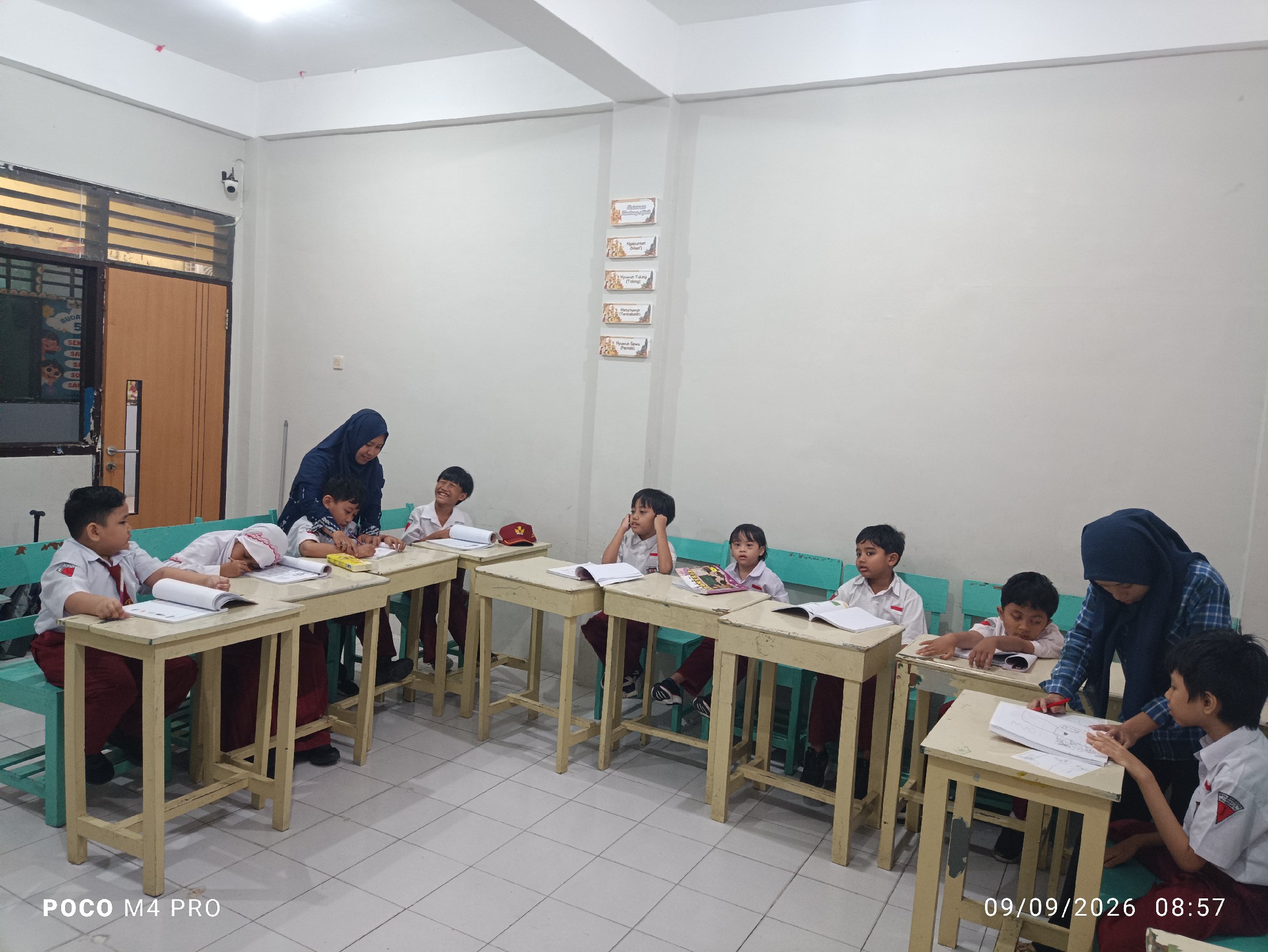 <p>Bahasa Indonesia menjelaskan tentang penggunaan...