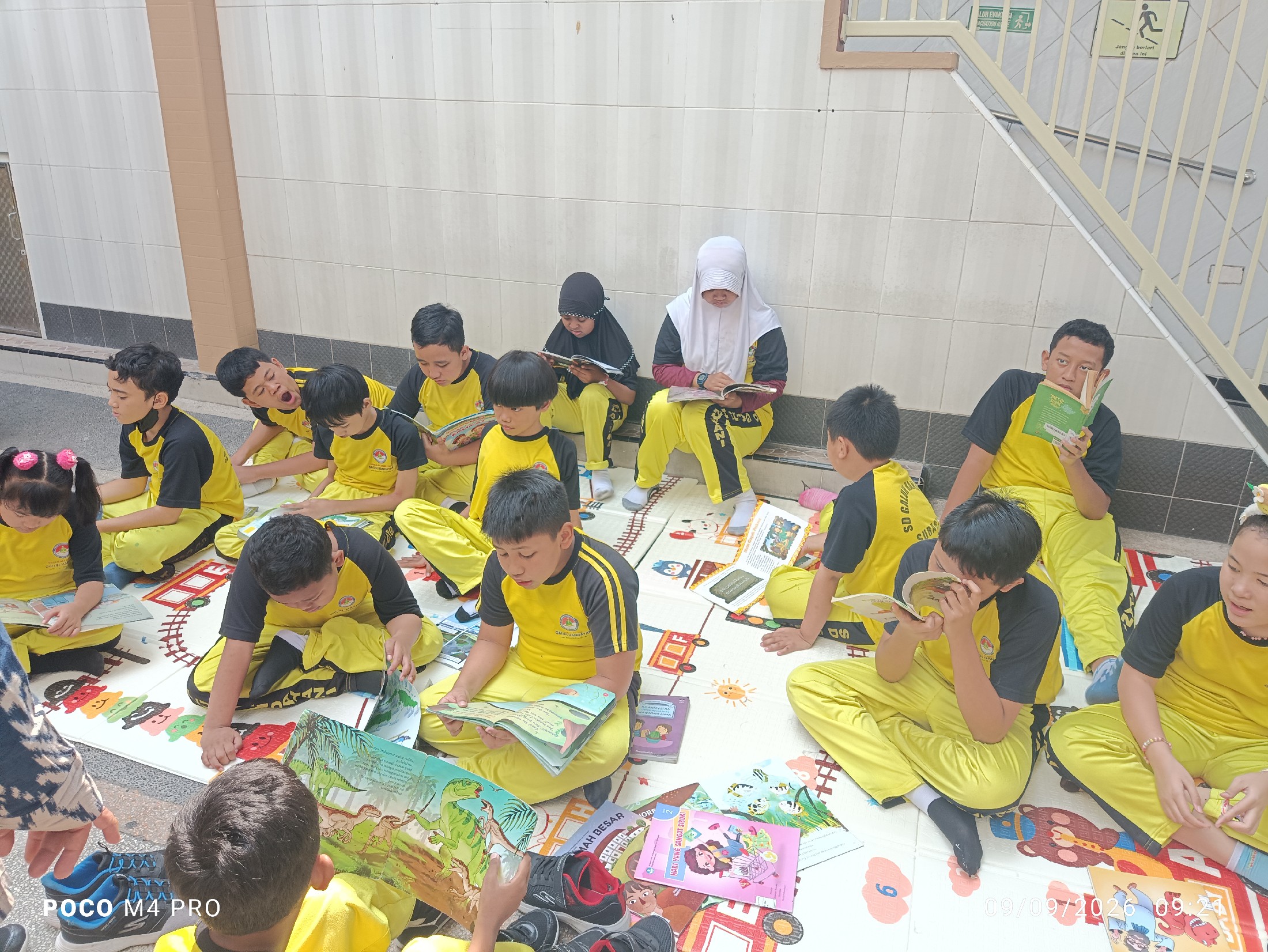 <p>Mendampingi anak anak untuk perpustakaan kelili...