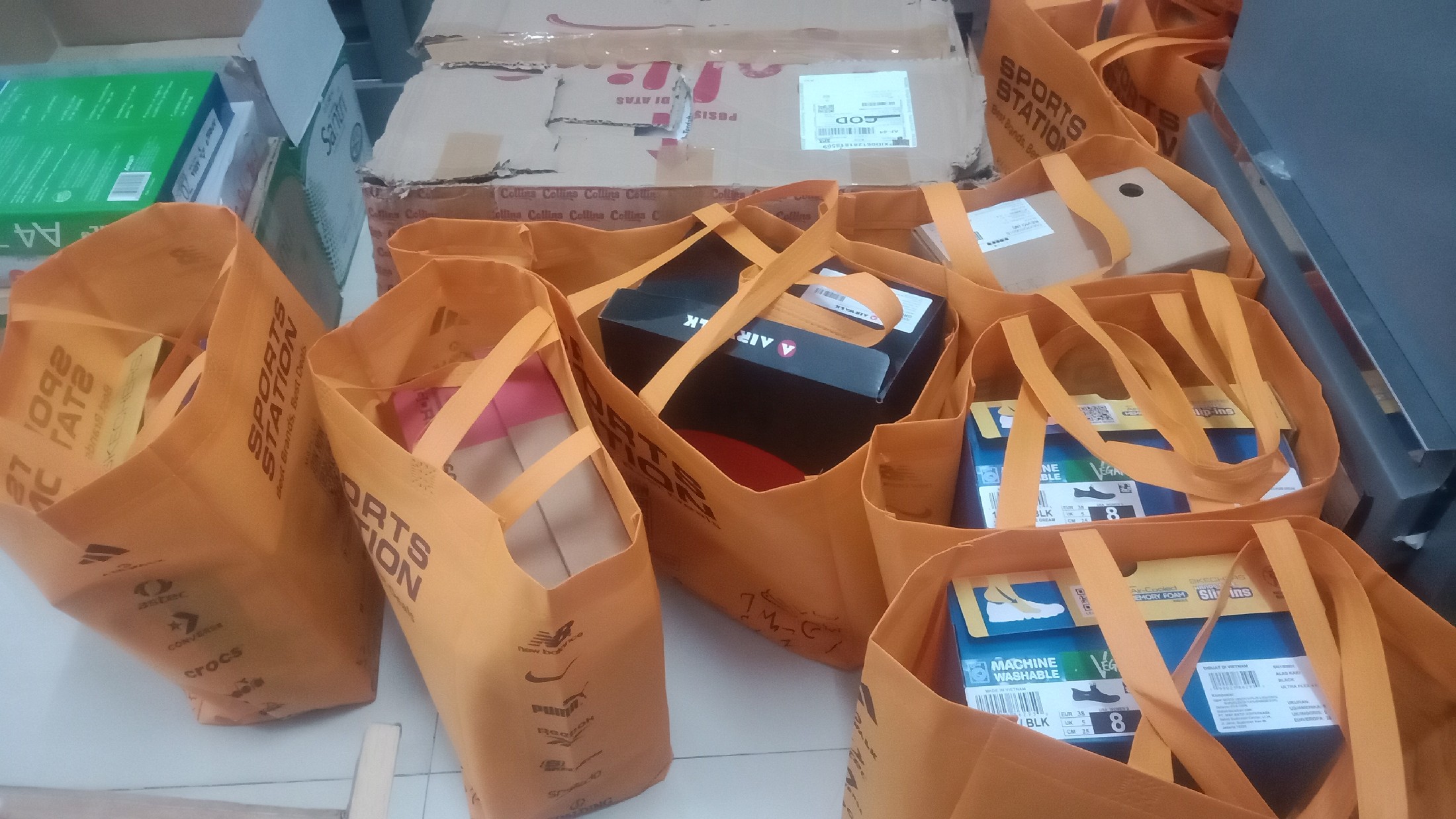 <p>Pembagian sepatu untuk semua Kepala Sekolah dan...