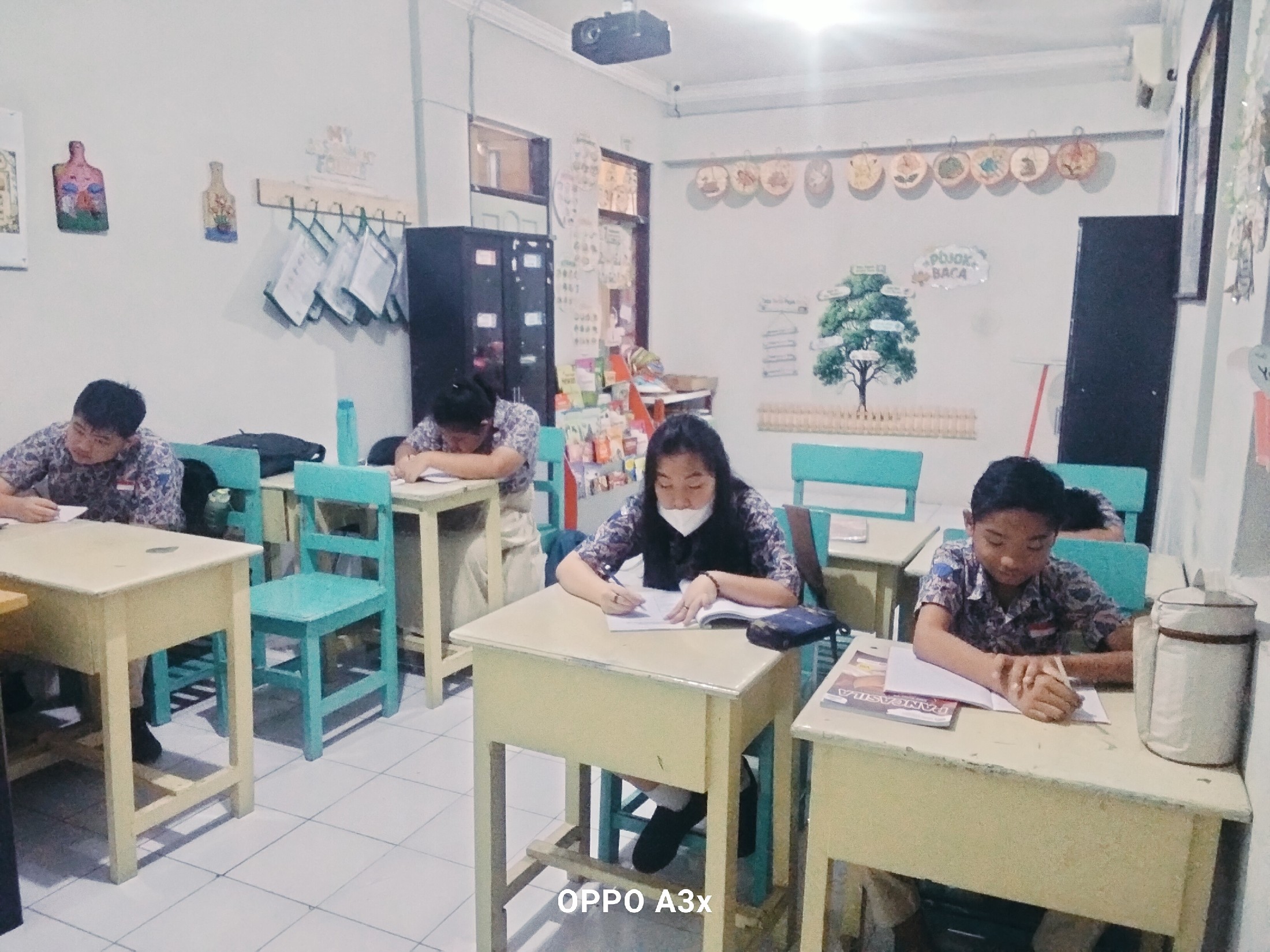 <p>Apel pagi,,, berdoa,,, mendampingi anak-anak sa...