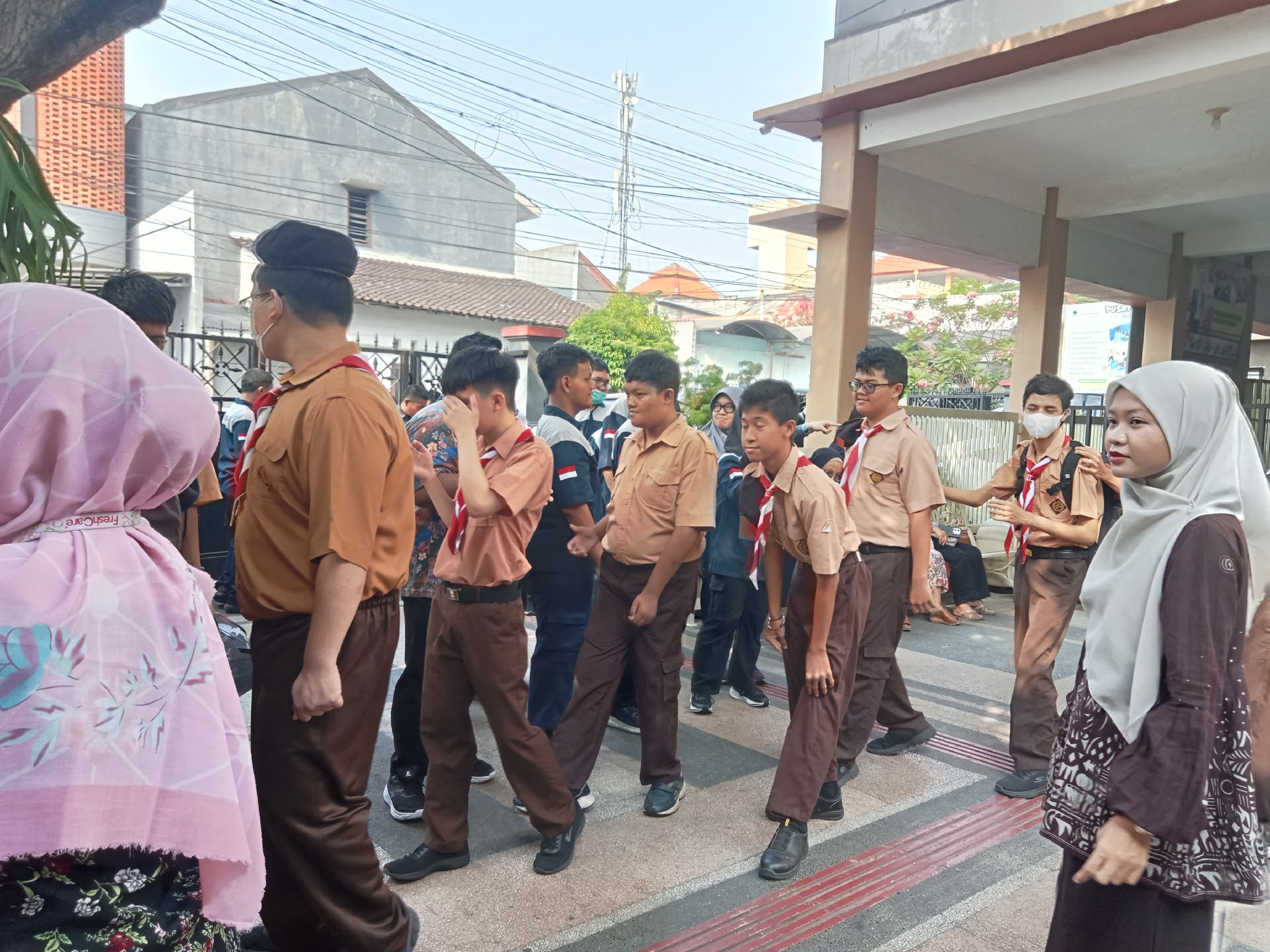 <p>Mendampingi kegiatan apel pagi</p>