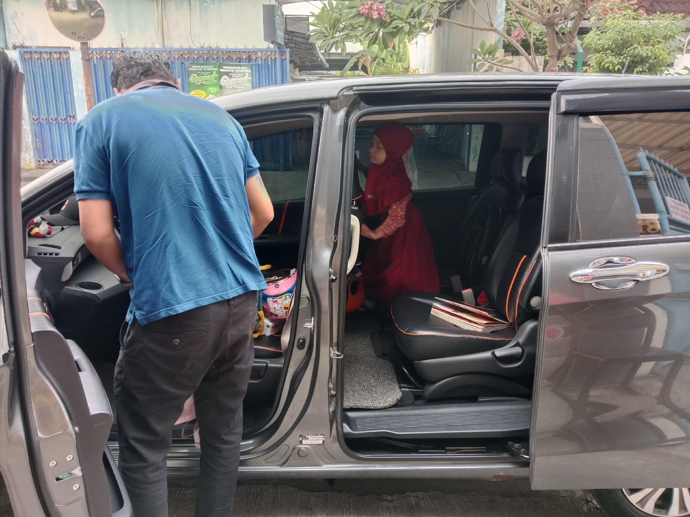 <p>Membantu jaga di depan sambil penjemputan siswa...