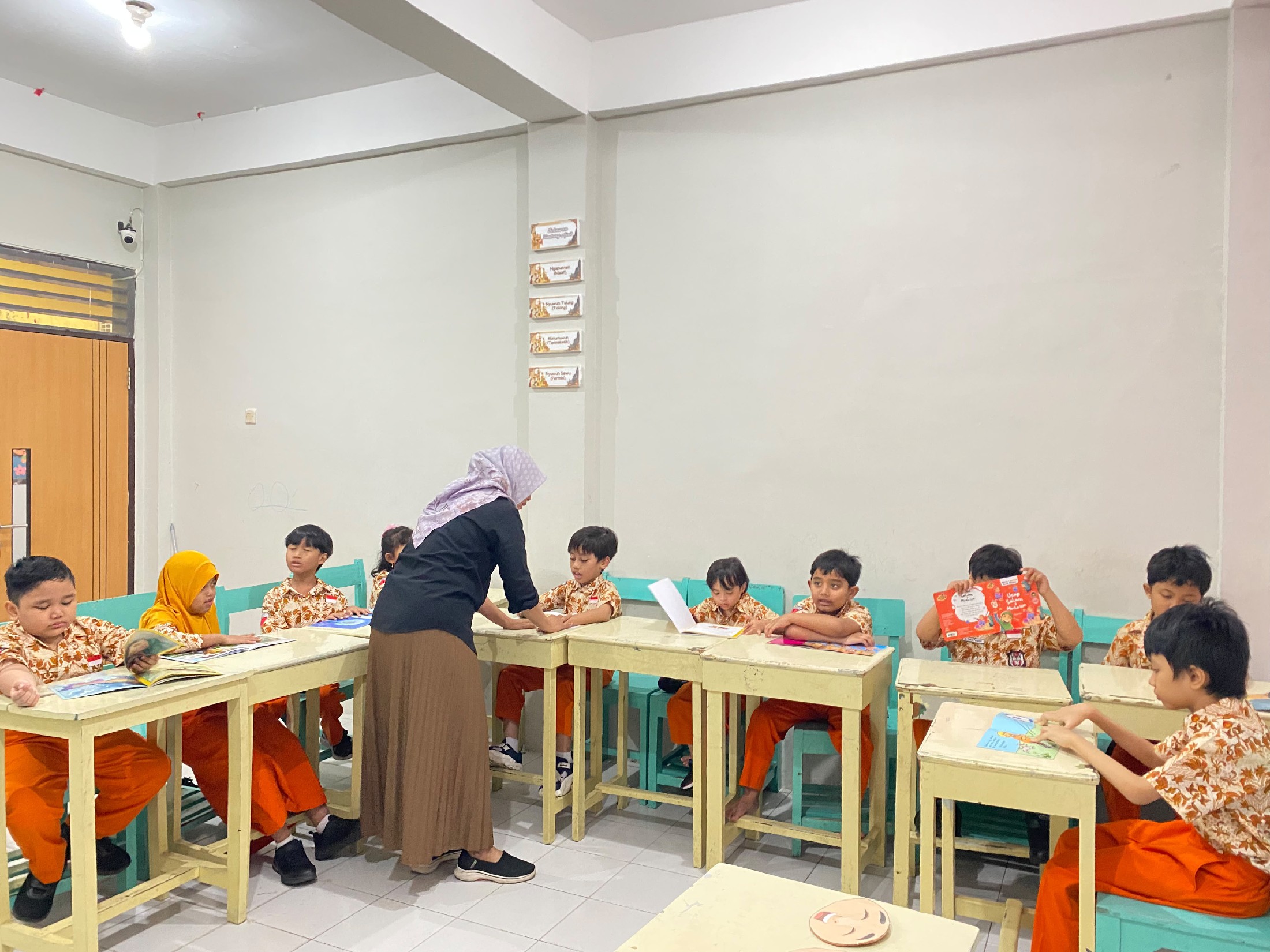 <p>Mendampingi mengajar dikelas 1 b tentang perfor...