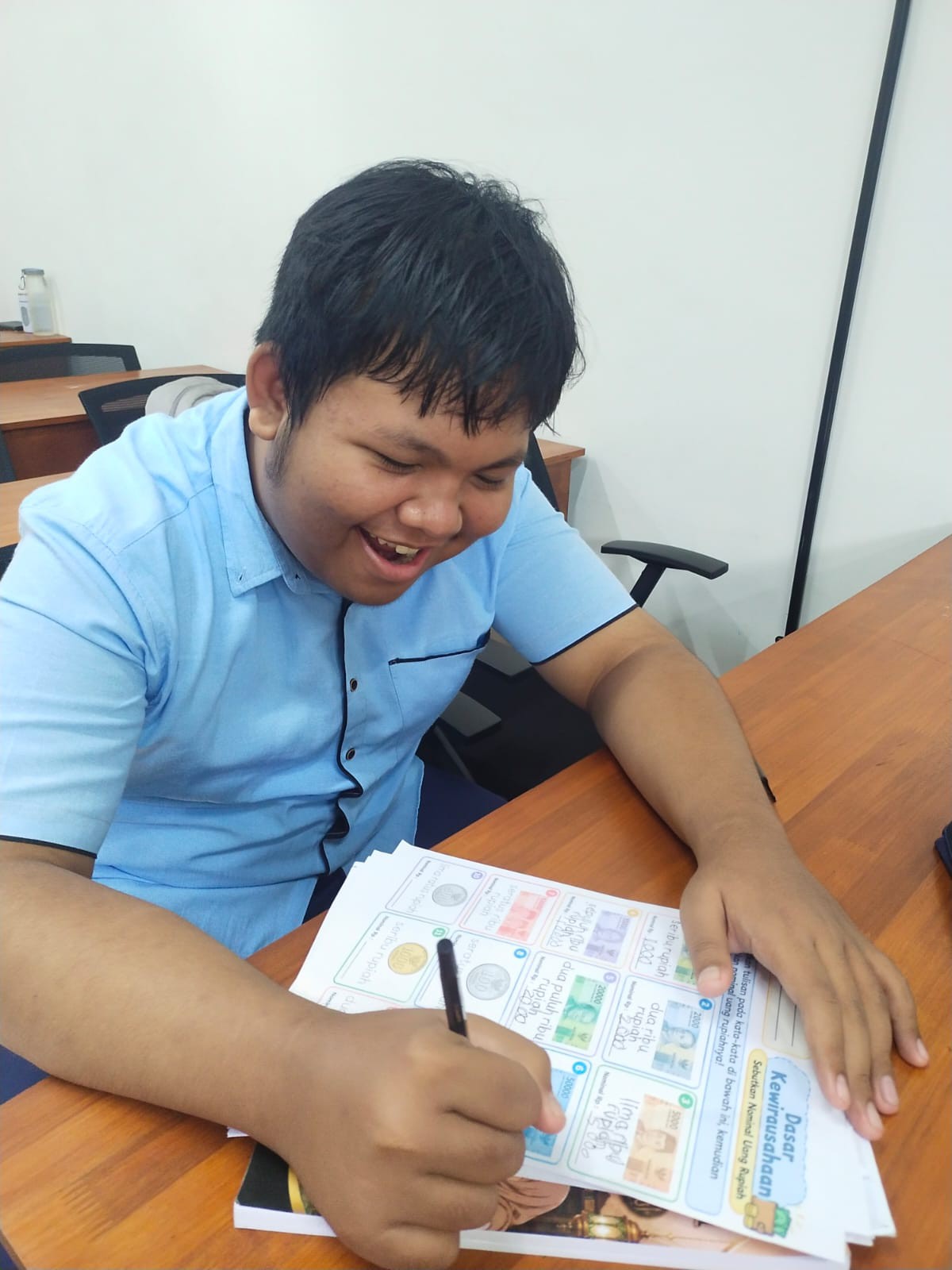 <p>Saya mendimpingi siswa Raka untuk mengerjakan b...