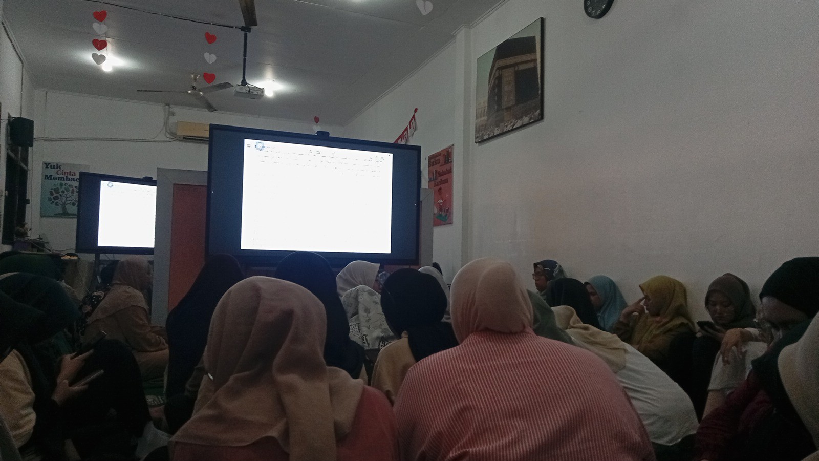 <p>Mengikuti kajian rutin bersama guru dan karyawa...