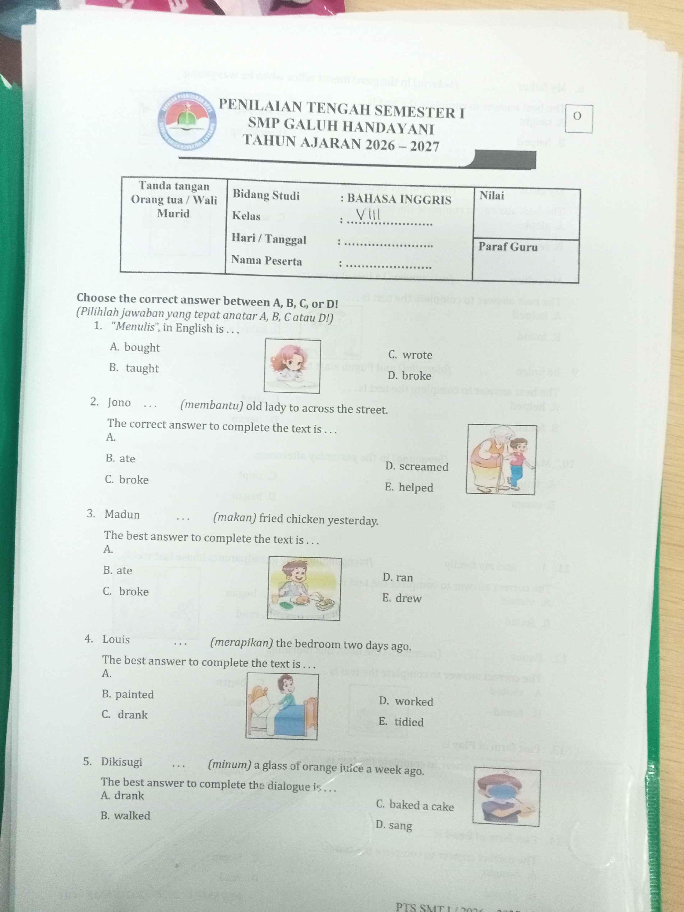 <p>Membuat soal PTS kelas VIII</p>