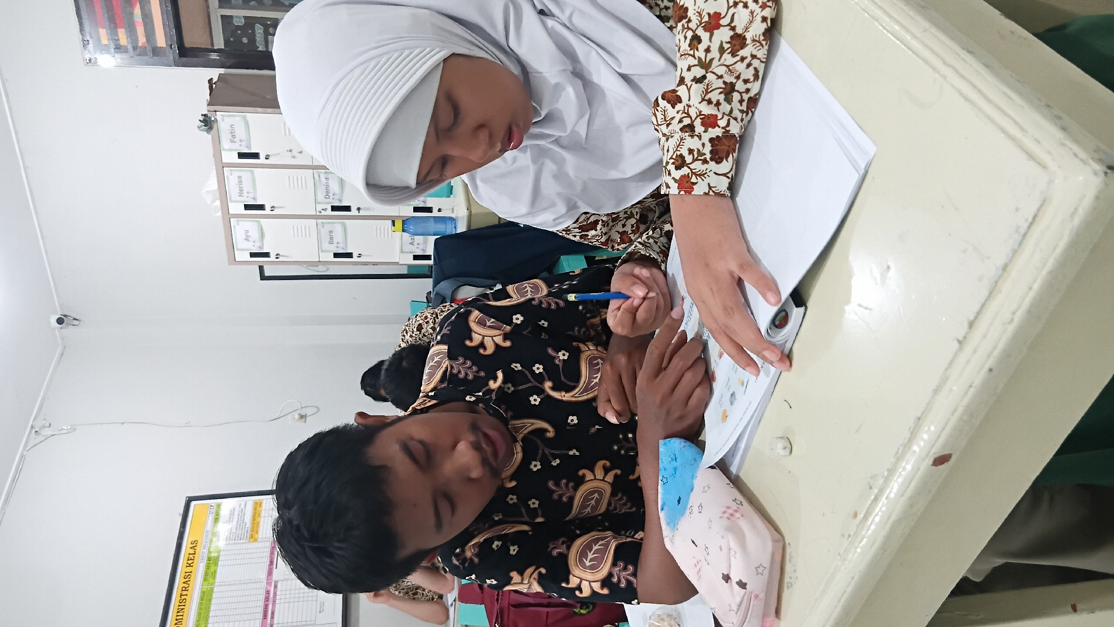 <p>Mendampingi siswa kelas 10 dalam kegiatan pembe...