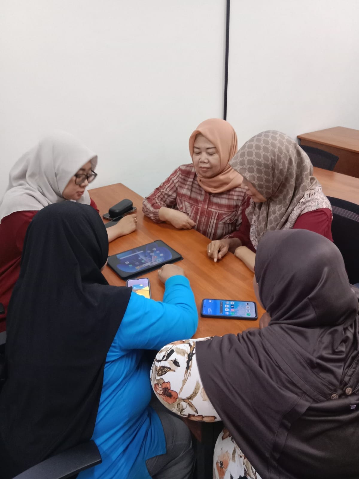 <p>Mengerjakan edit bks prakarya college omisi dan...