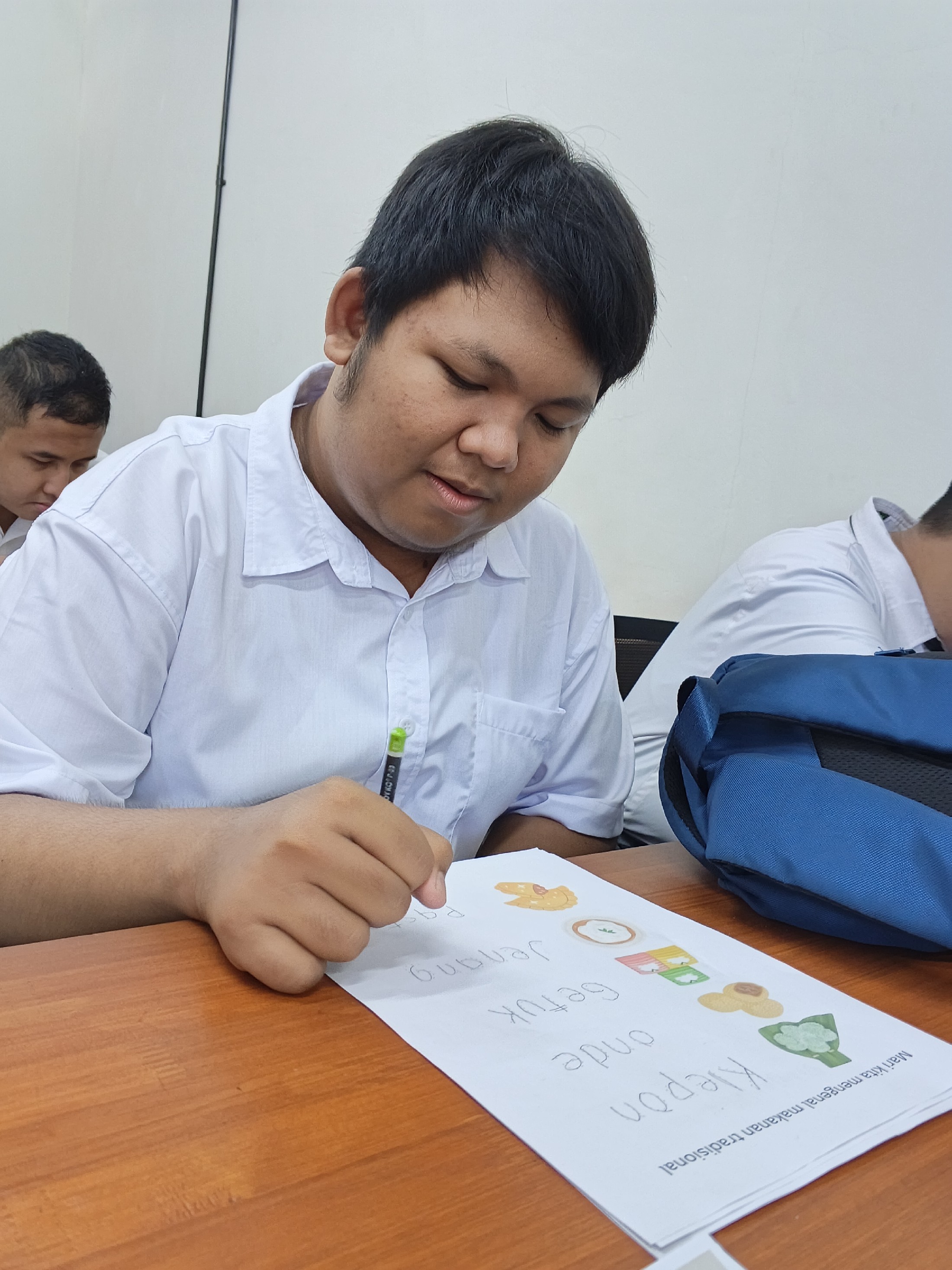 <p>Mendampingi Raka dan Raka Mengerjakan Soal work...