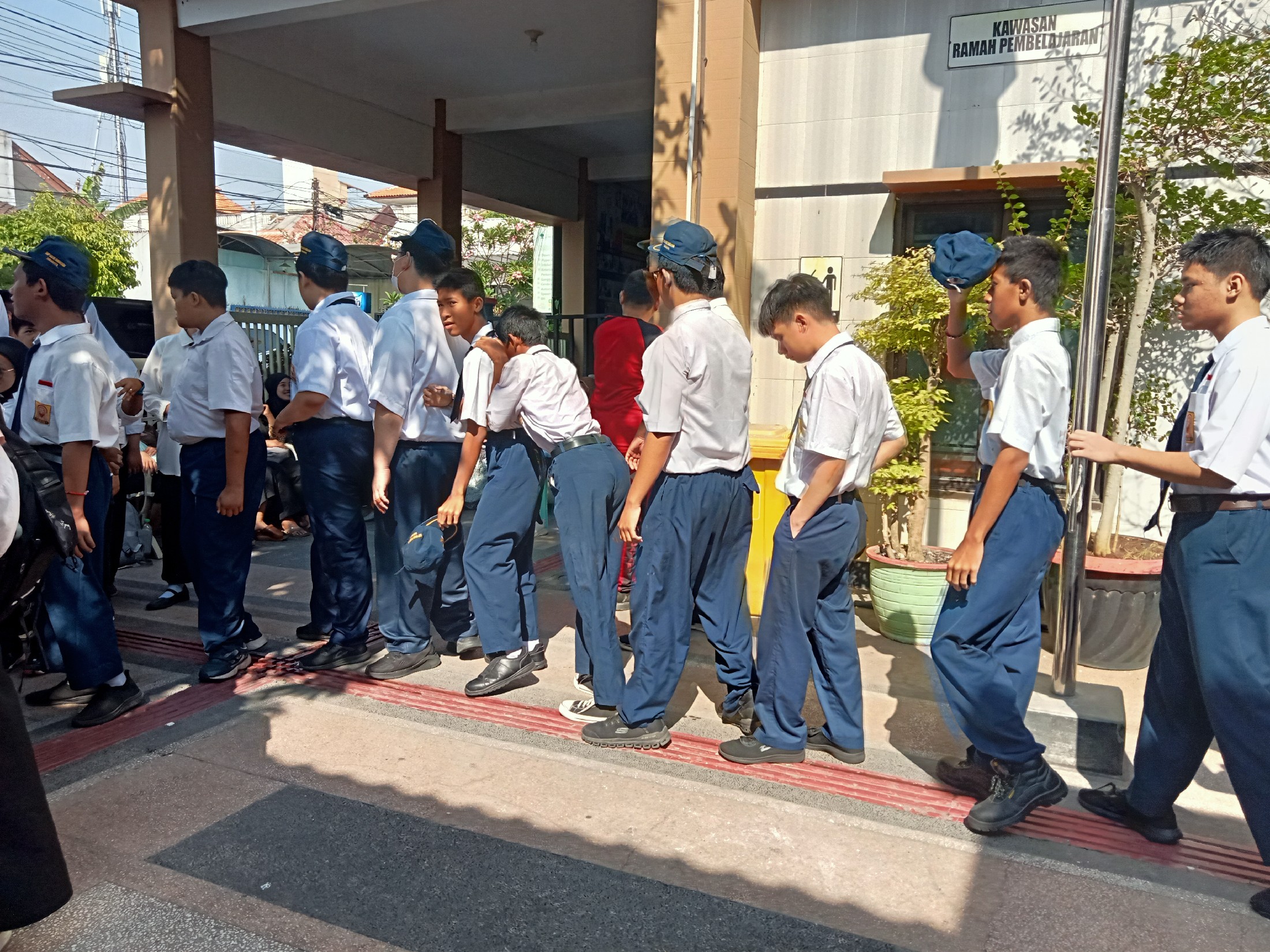 <p>Mendampingi apel pagi&nbsp;</p>
