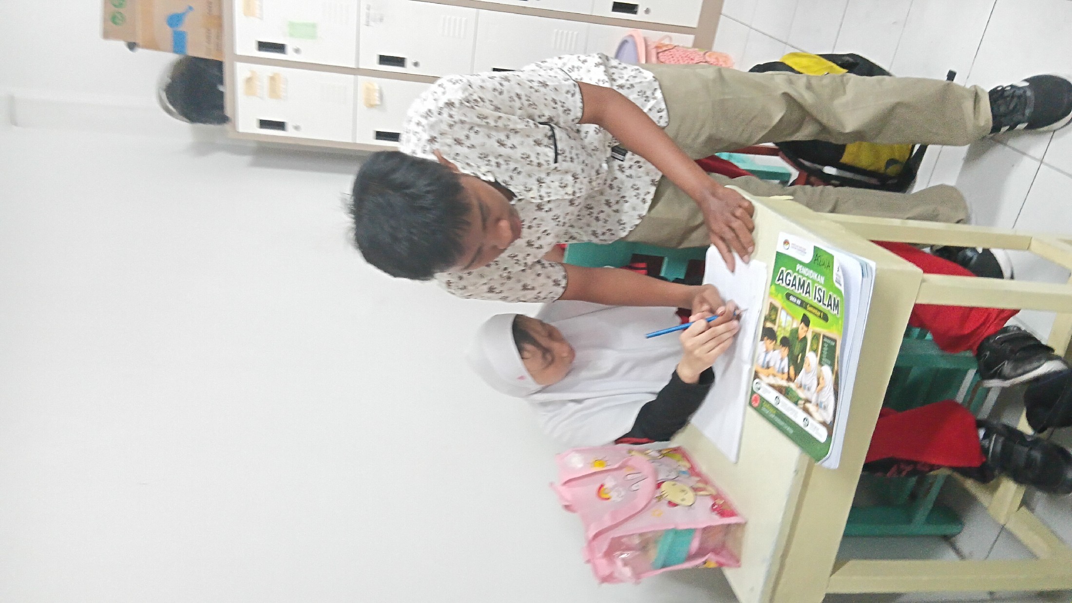 <p>Mendampingi siswa siswi kelas 12 dalam kegiatan...