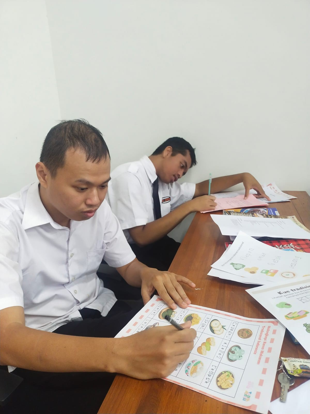 <p>Saya mendimpingi siswa chorus sama Riswan menge...