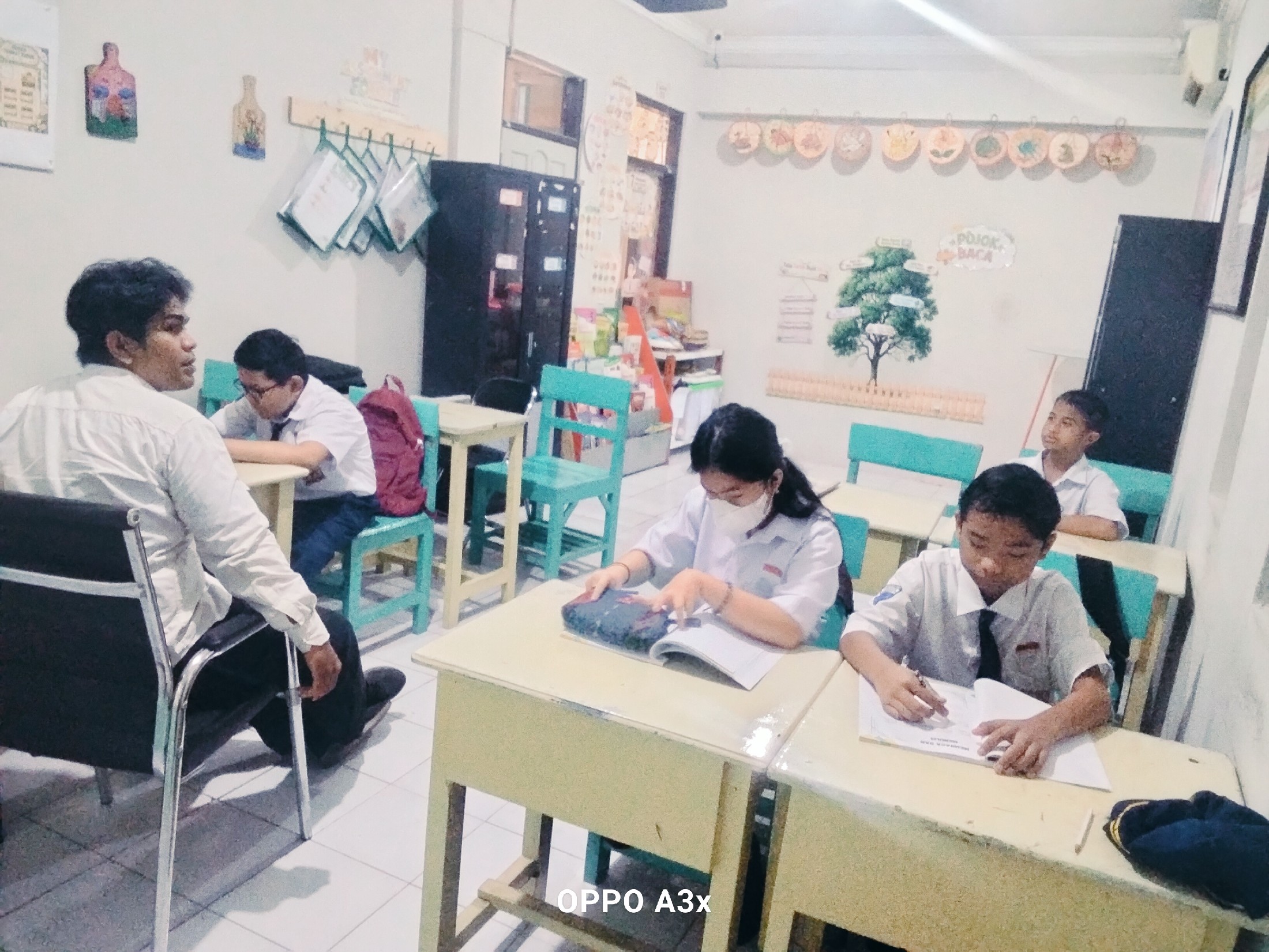 <p>Apel pagi,,,, berdoa,,, mendampingi anak-anak s...