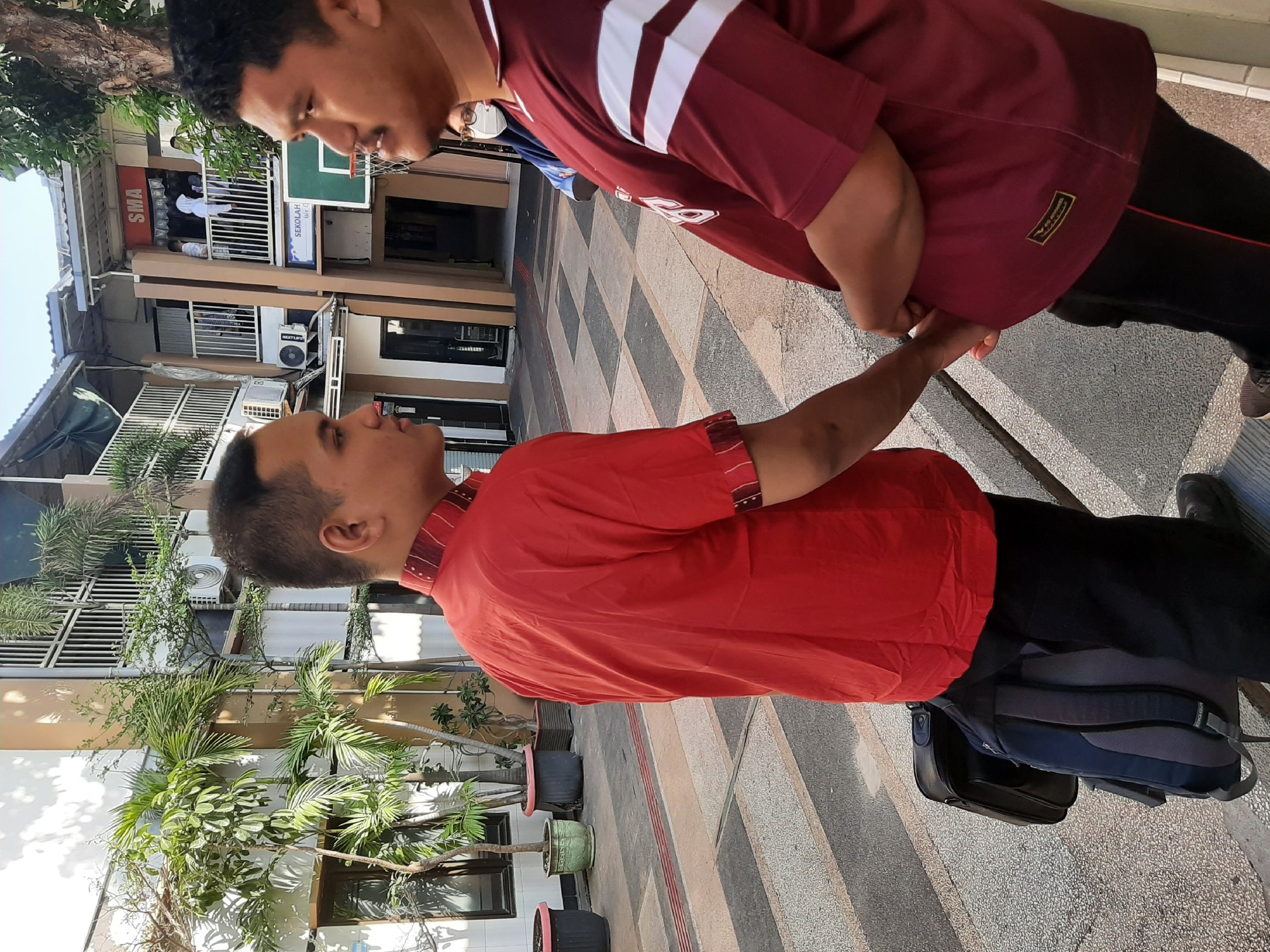 <p>Piket pagi menyambut siswa&nbsp;</p>