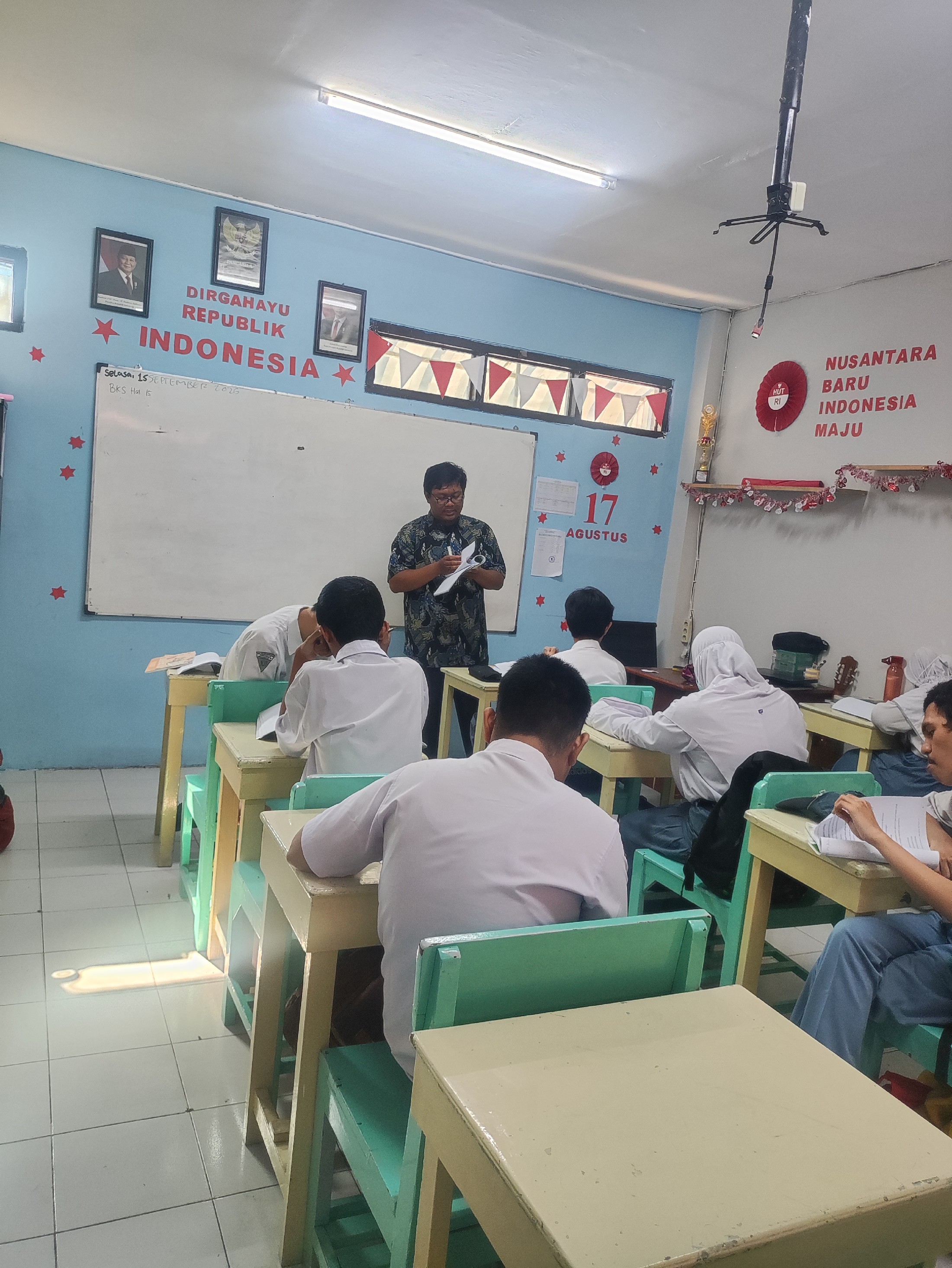 <p>Menjelaskan tentang fungsi teks editorial dan m...