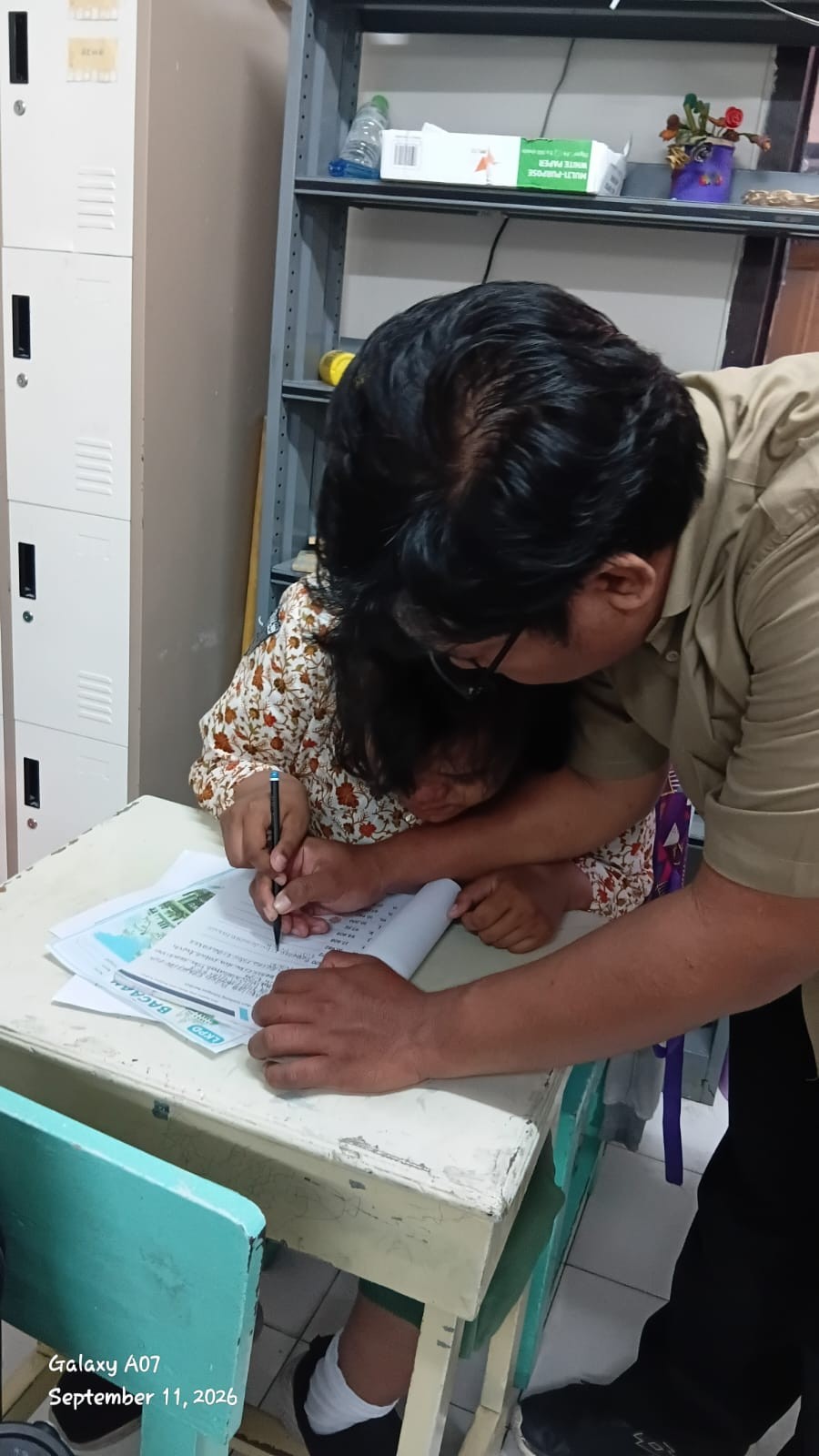 <p>Membantu anak-anak mengerjakan bks</p>
