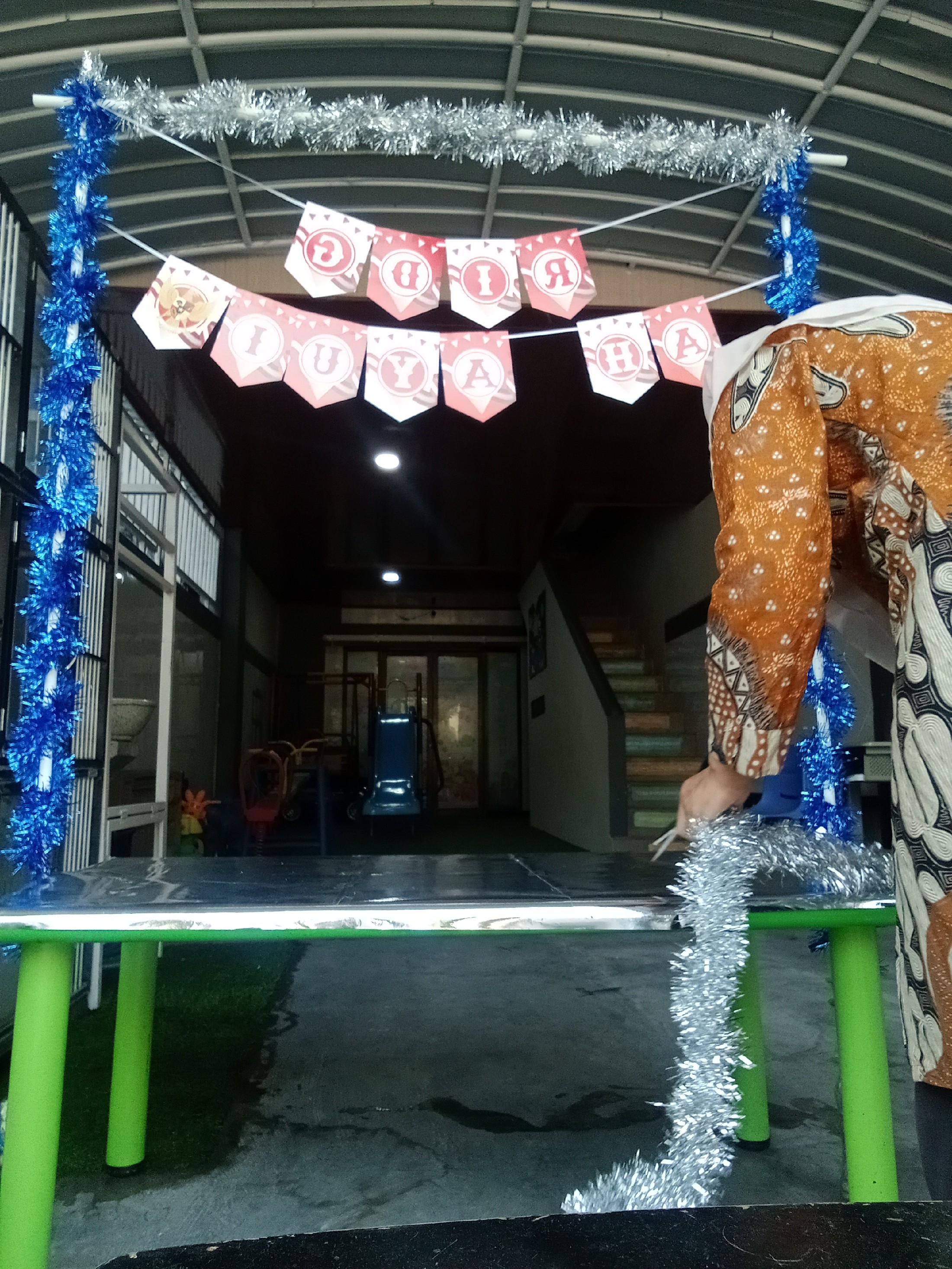 <p>Membantu mempersiapkan kegiatan bazar mini tk s...