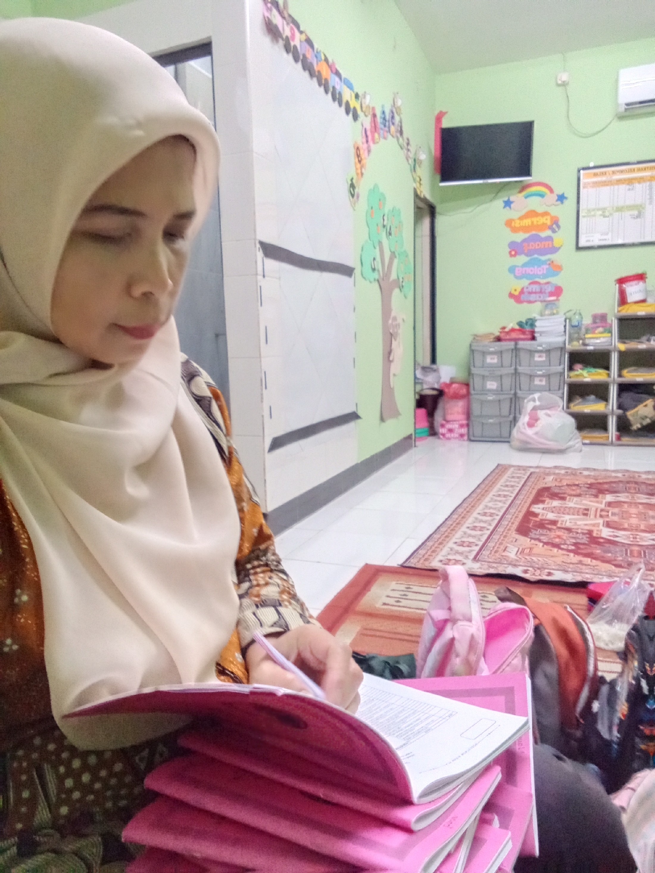 <p>Membantu untuk mengisi buku penilaian dan anak...