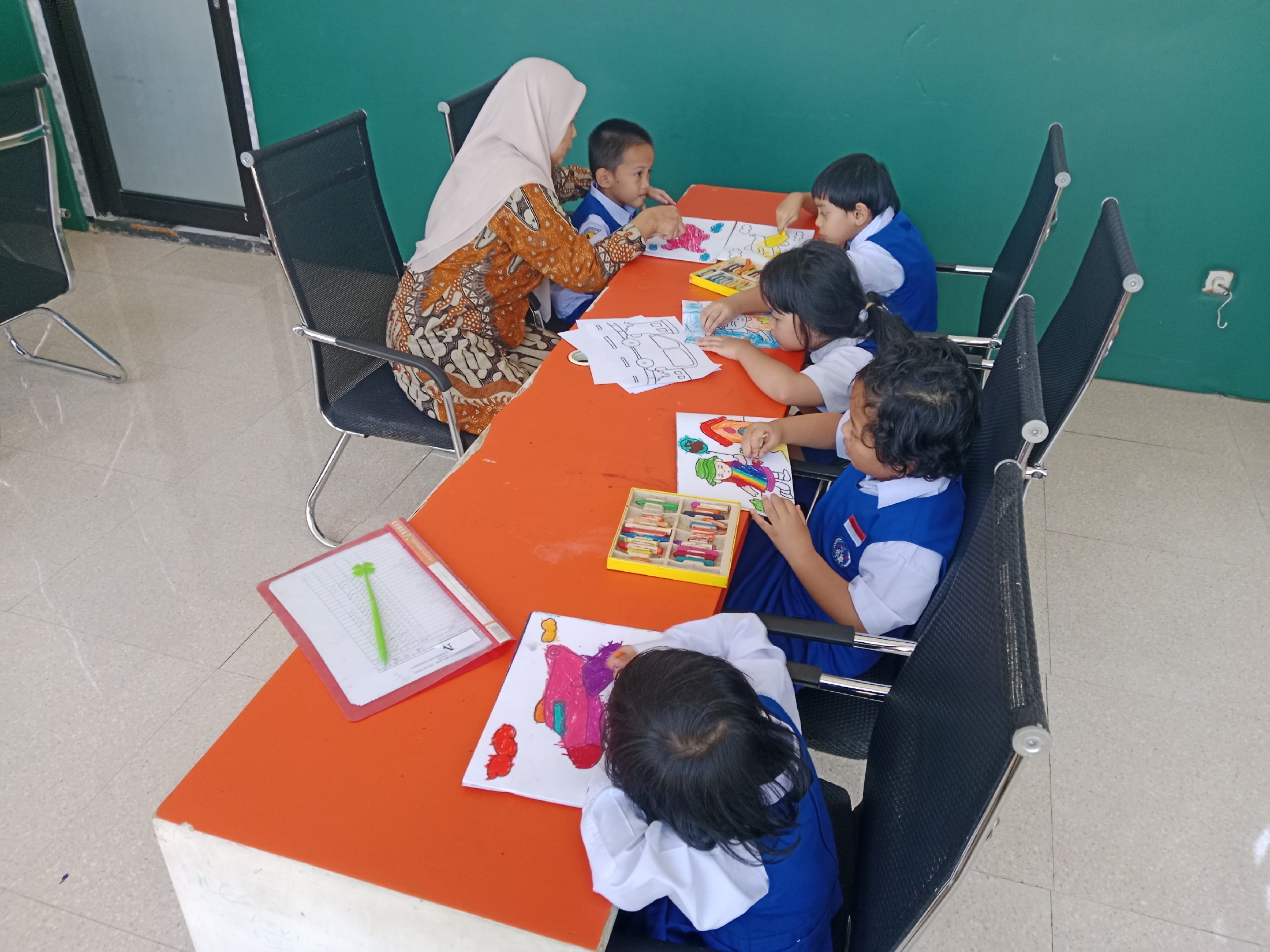 <p>Pendampingan anak exstra melukis&nbsp;</p>
