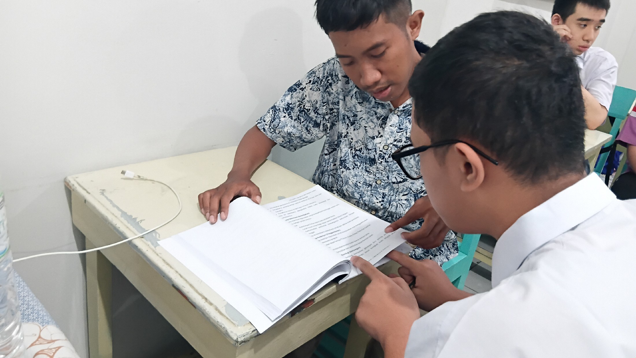 <p>Membimbing siswa siswi kelas 10 dalam mengerjak...