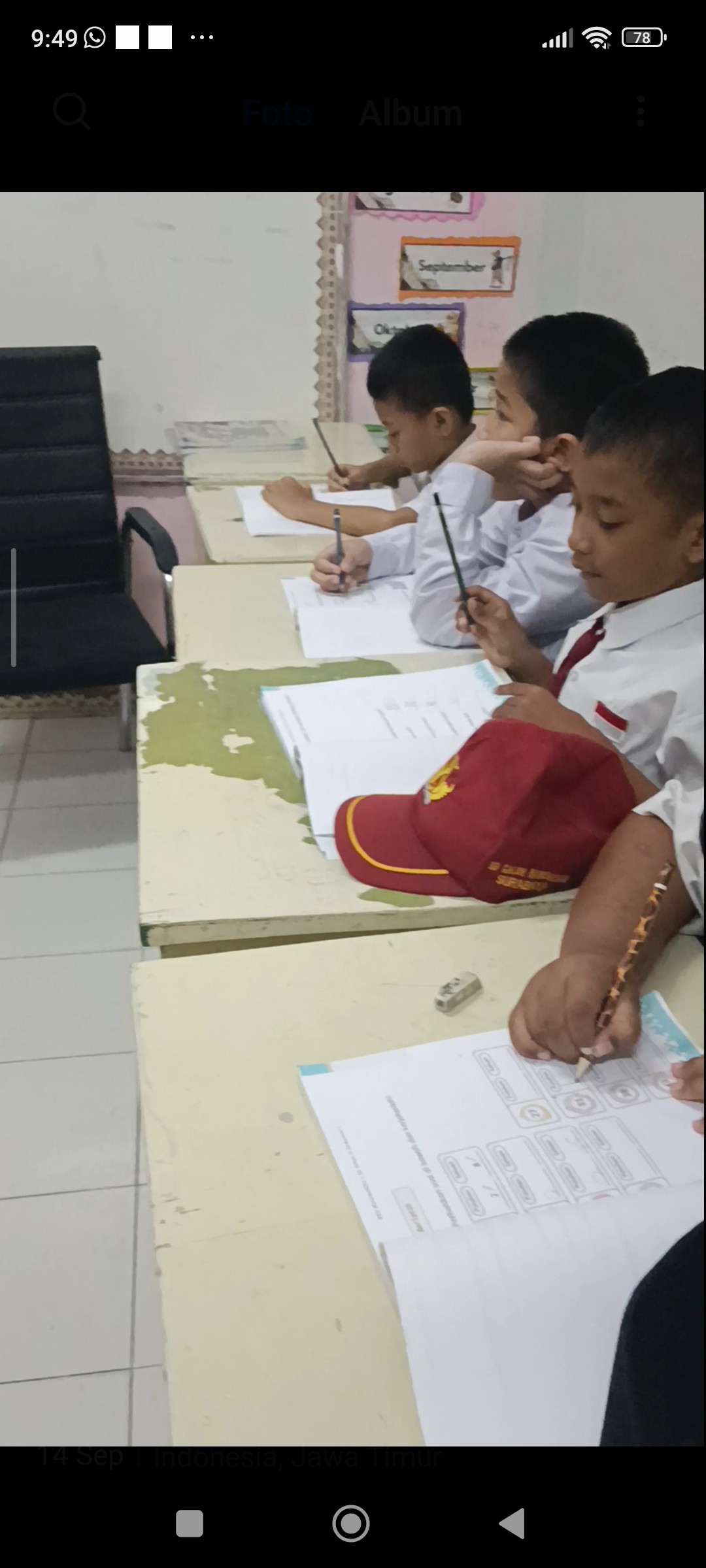 <p>Mendampingi siswa kelas 2 B belajar matematika&...