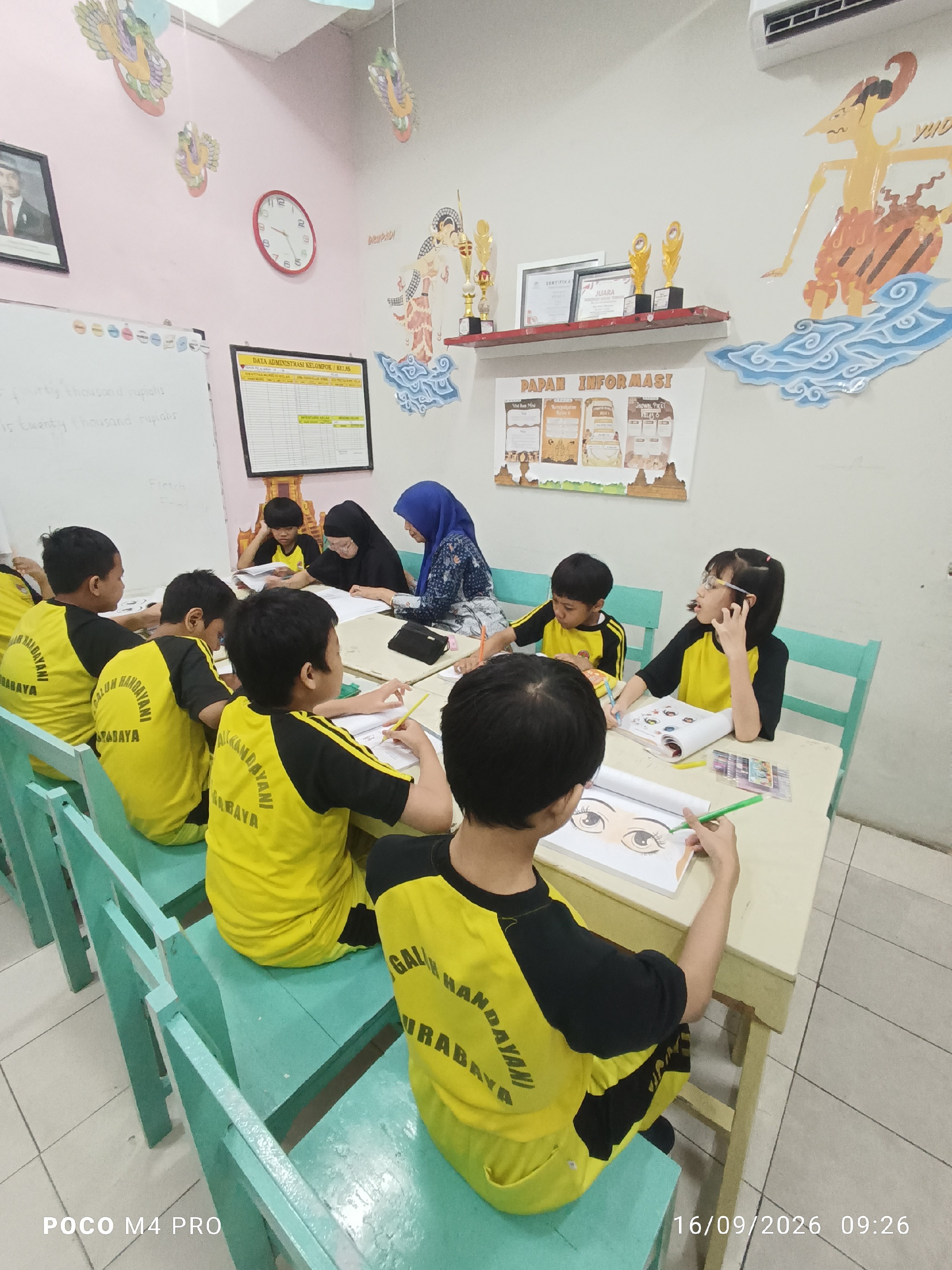 <p>Mendampingi anak anak belajar IPA tentang bagia...