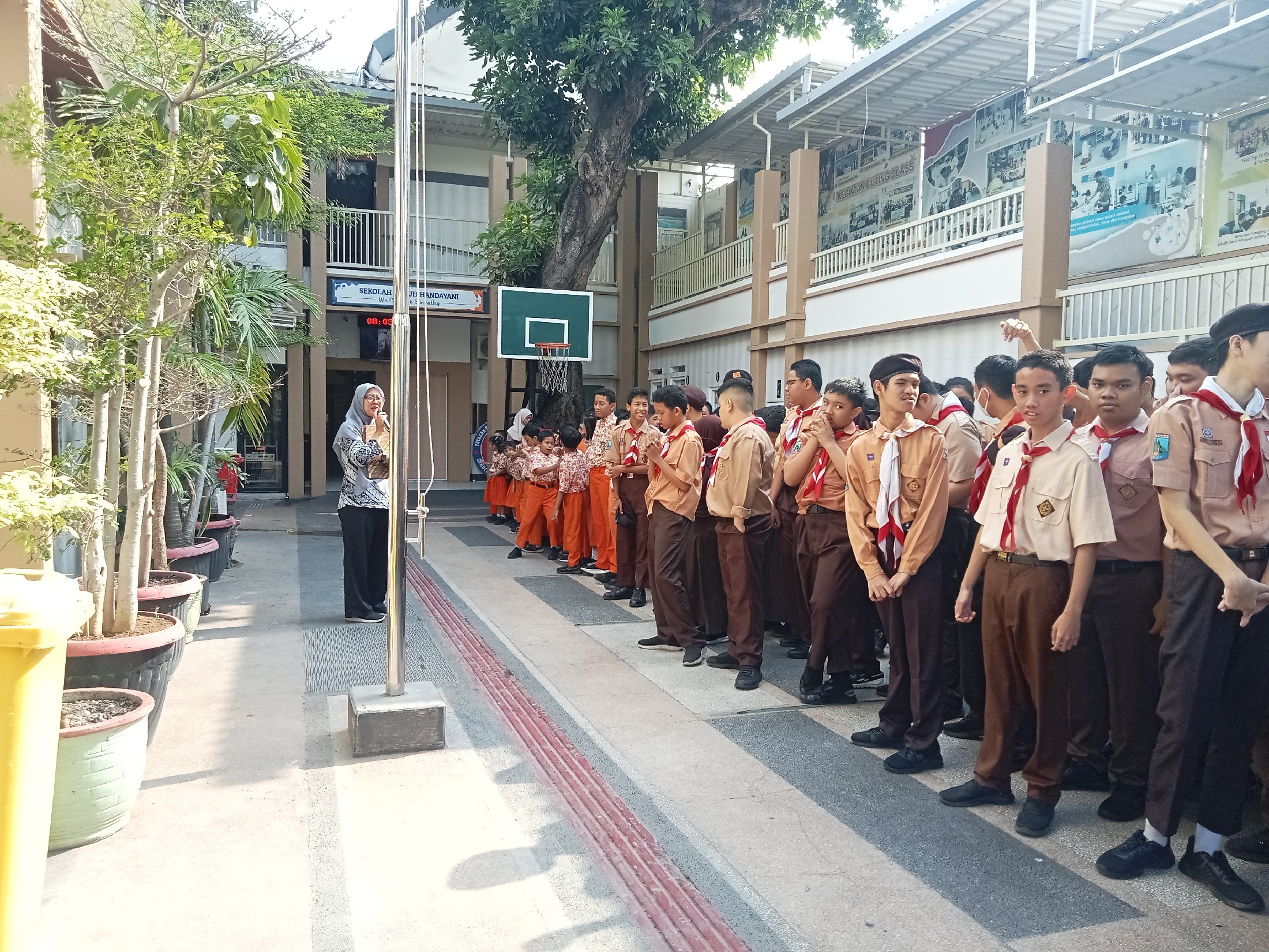 <p>Mendampingi kegiatan apel pagi</p>