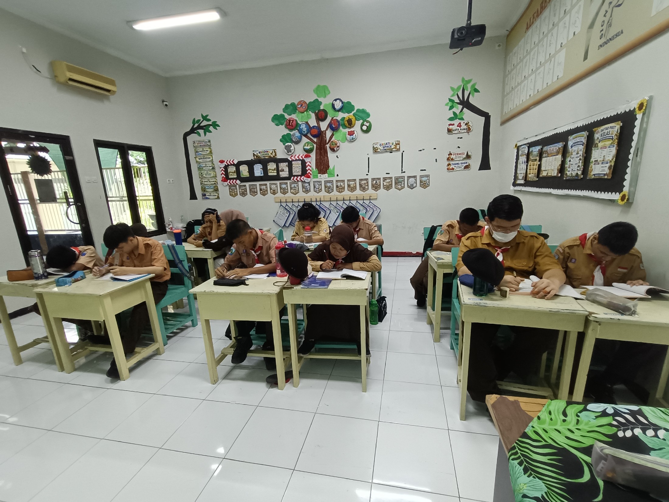 <p>Guru memulai pembelajaran dengan menanyakan mat...