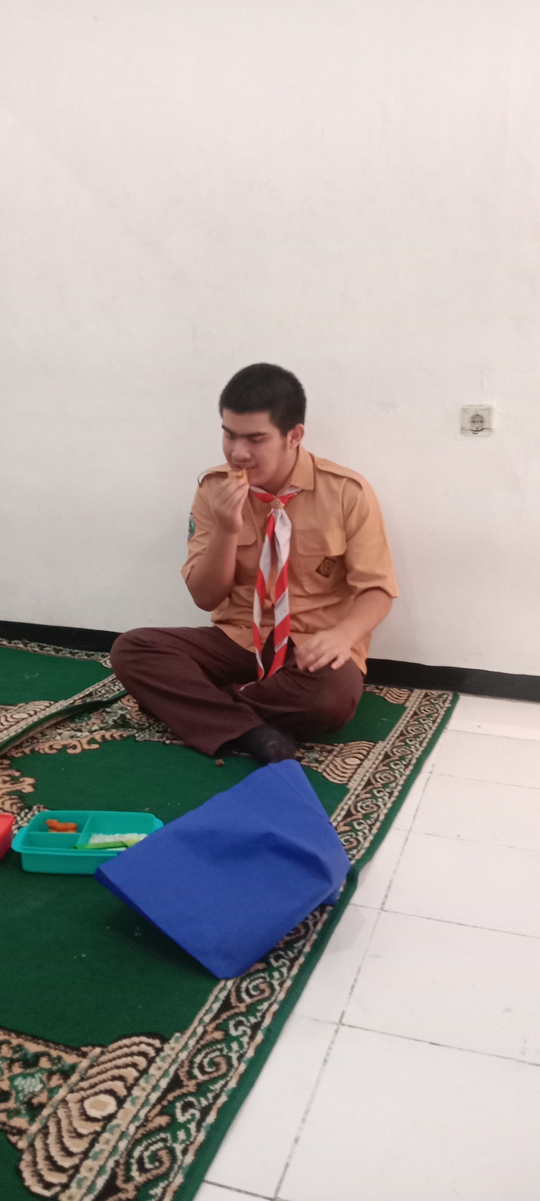 <p>Membantu mengkondisikan siswa SMA yang tantrum...