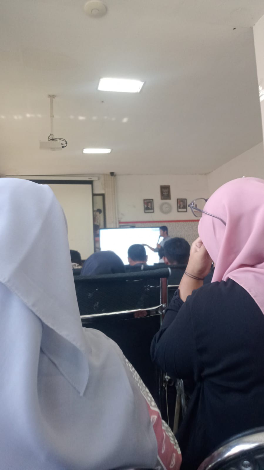 <p>Mengikuti kegiatan penguatan dari Bapak HRD</p>