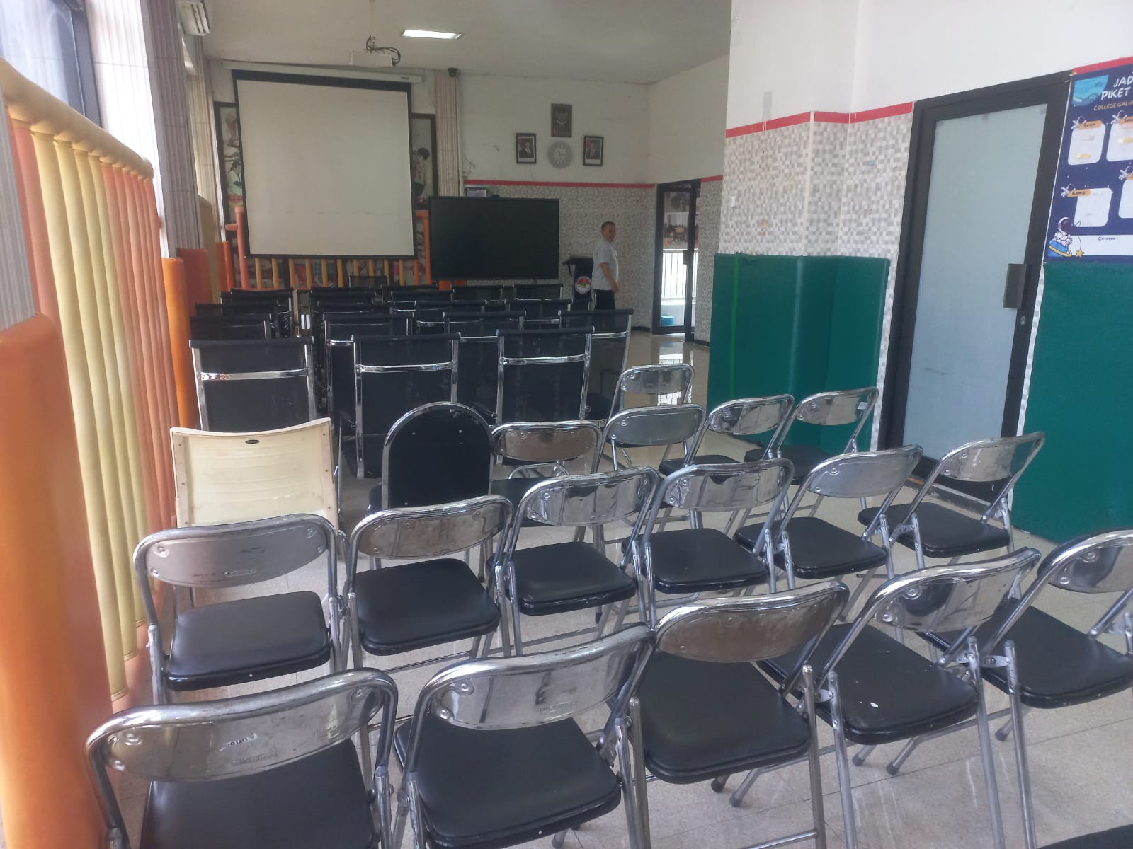 <p>Pembagian Jumat Berkah dan mempersiapkan ruang...