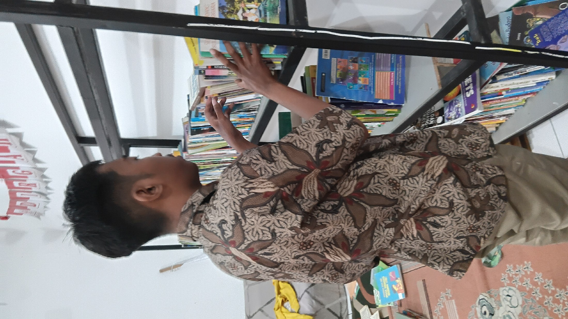 <p>Menata buku</p>