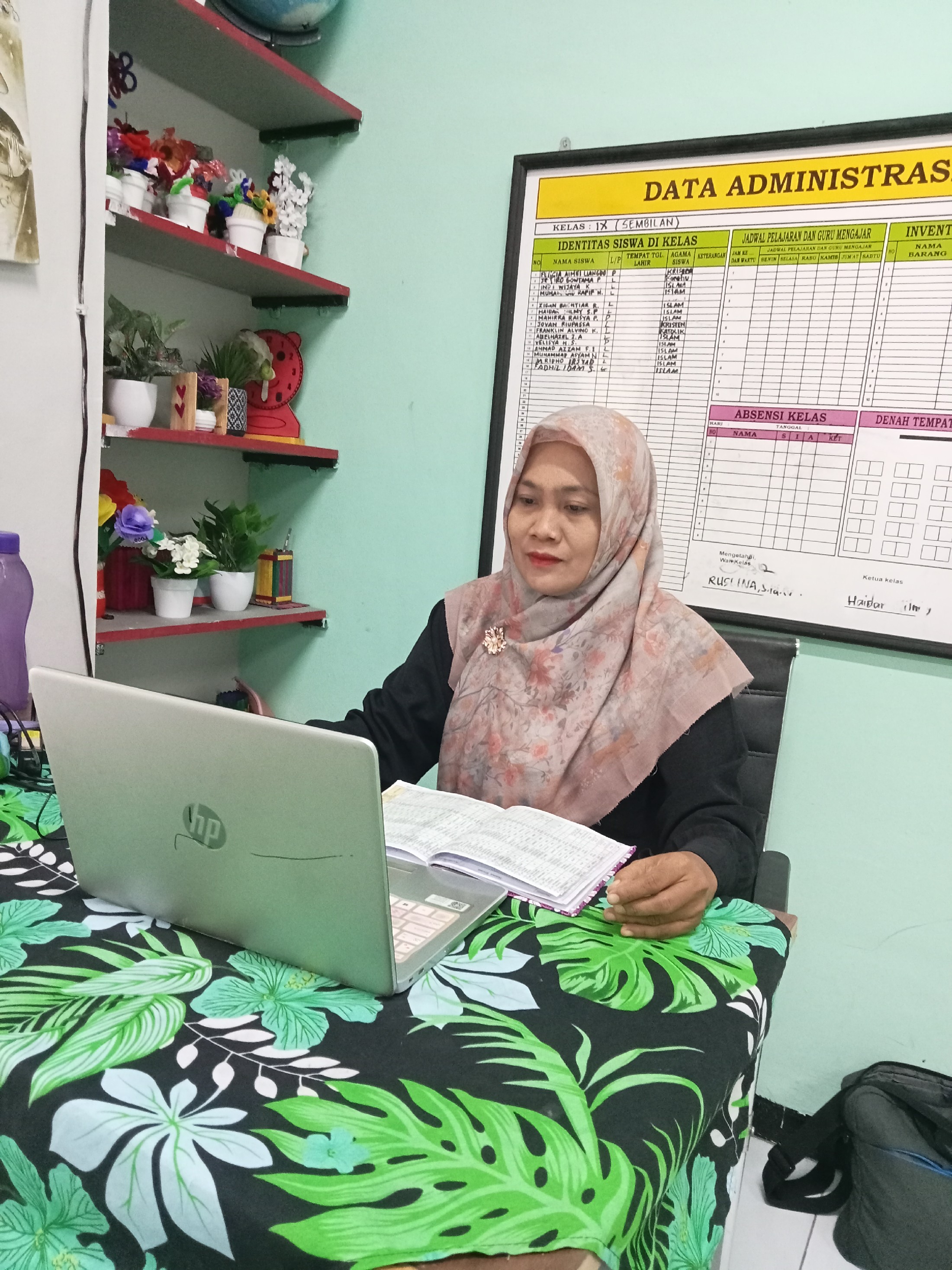 <p>Mengerjakan BKS kelas 7</p>
