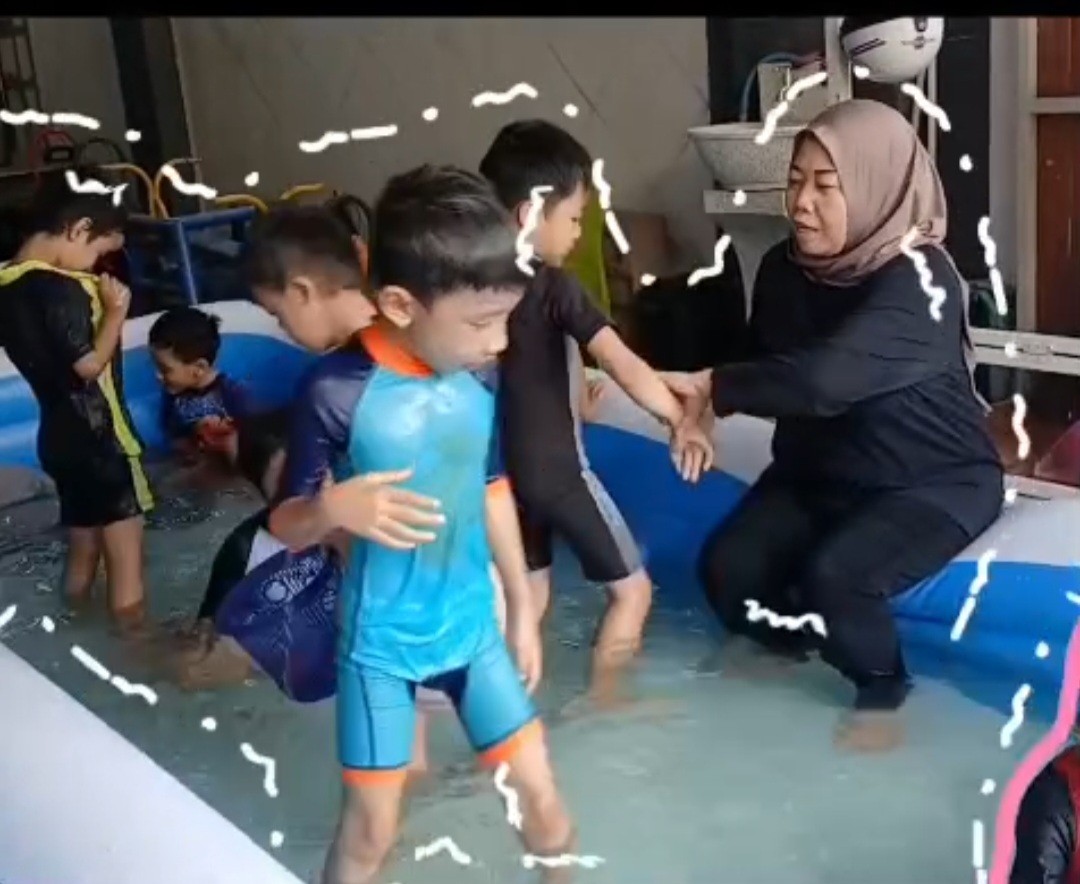 <p>Pendampingan siswa bermain air di halaman sekol...
