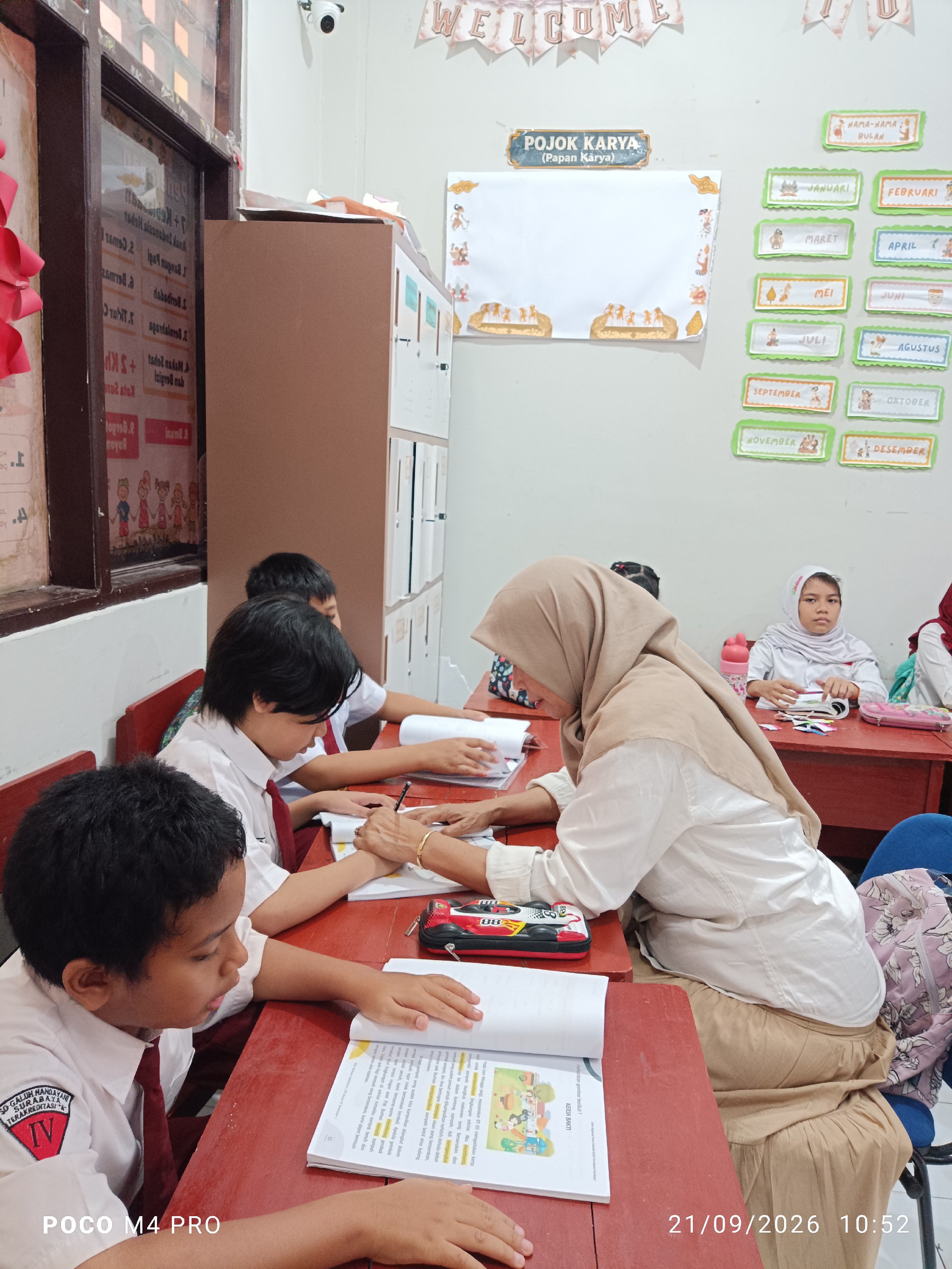 <p>Mendampingi anak kelas 4a belajar tentang tanda...