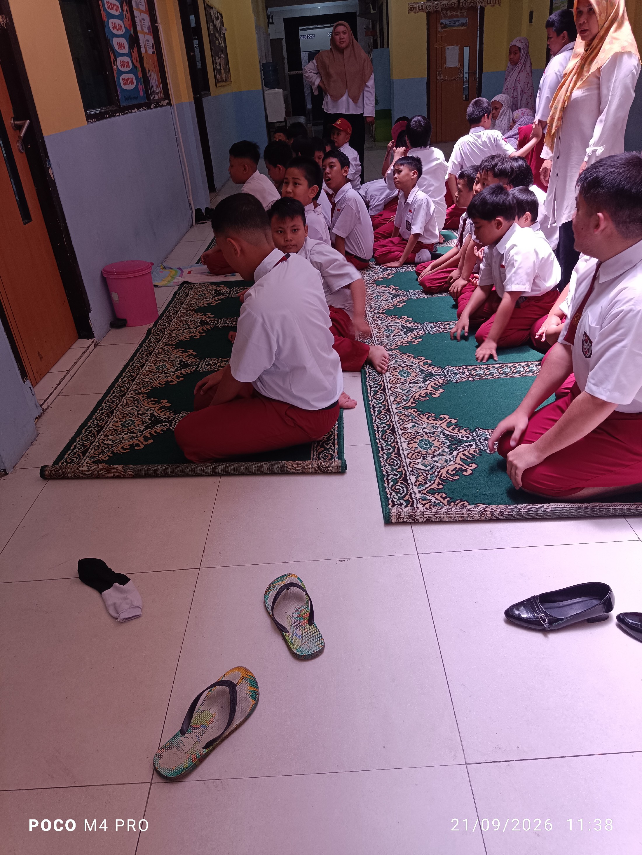 <p>Mendampingi anak sholat berjamaah&nbsp;</p>