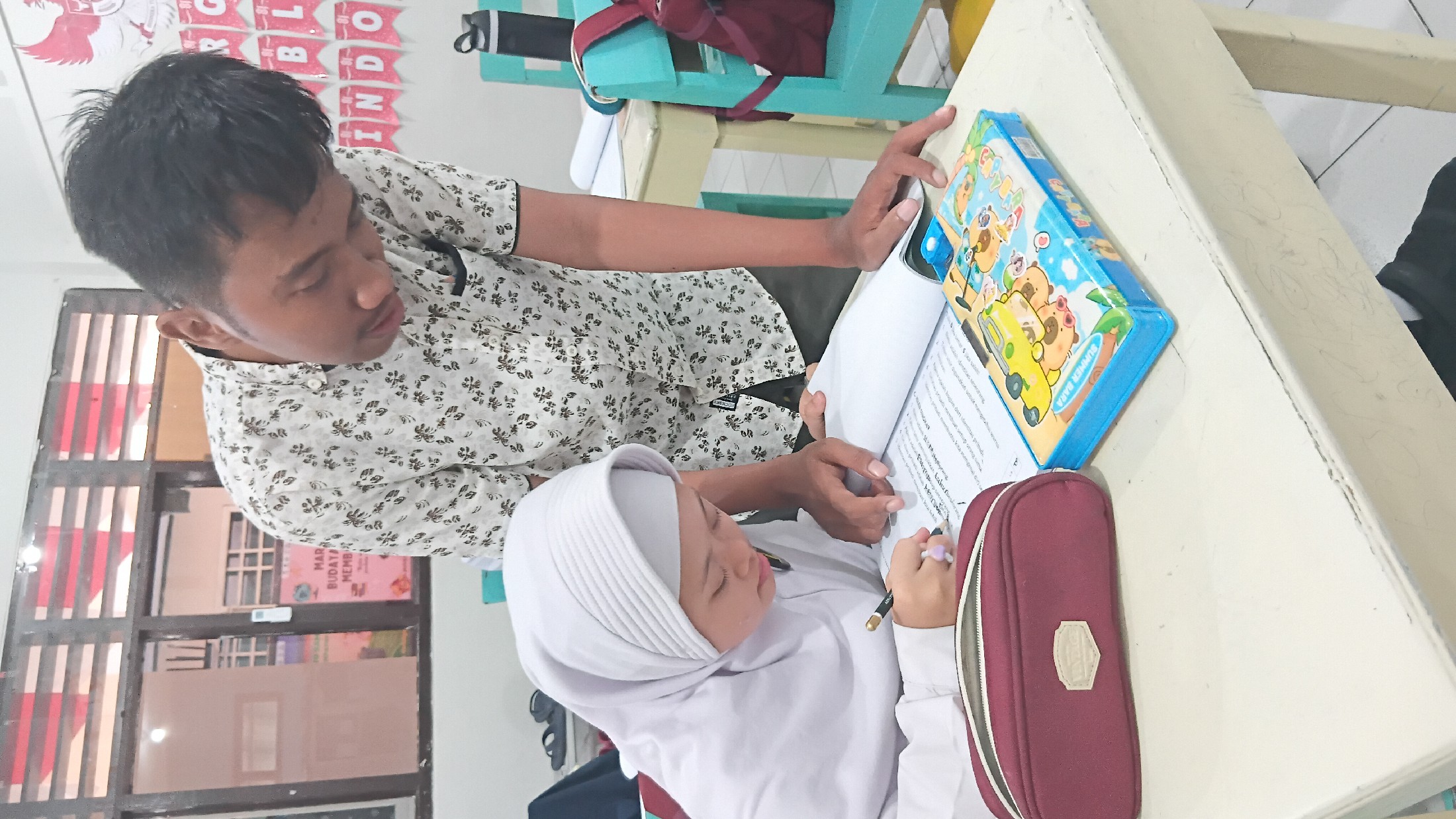 <p>Mendampingi siswa kelas 10 mengerjakan BKS</p>