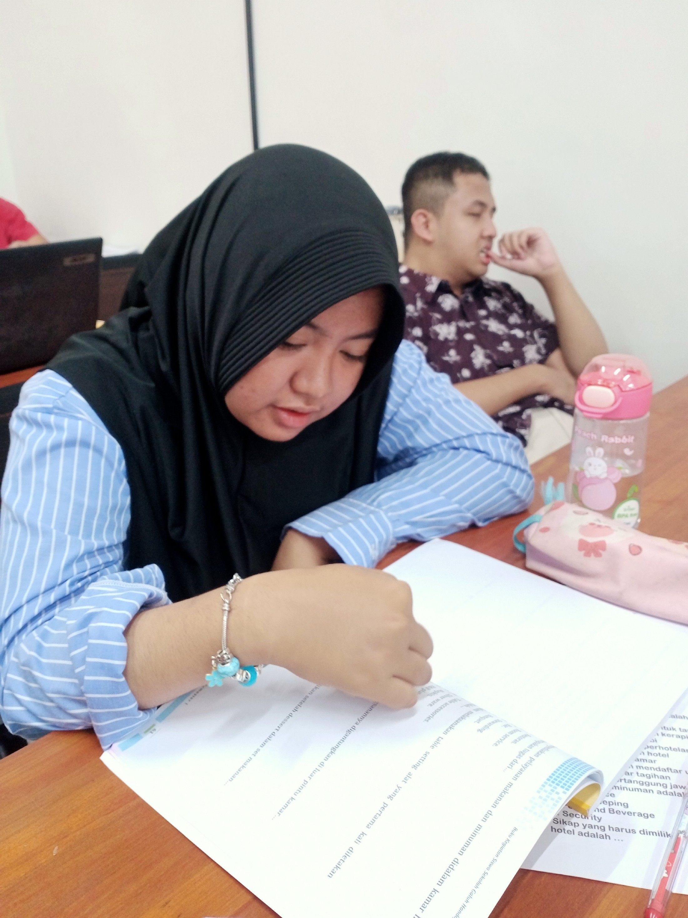 <p>Saya mendimpingi siswa tisya untuk mengerjakan...