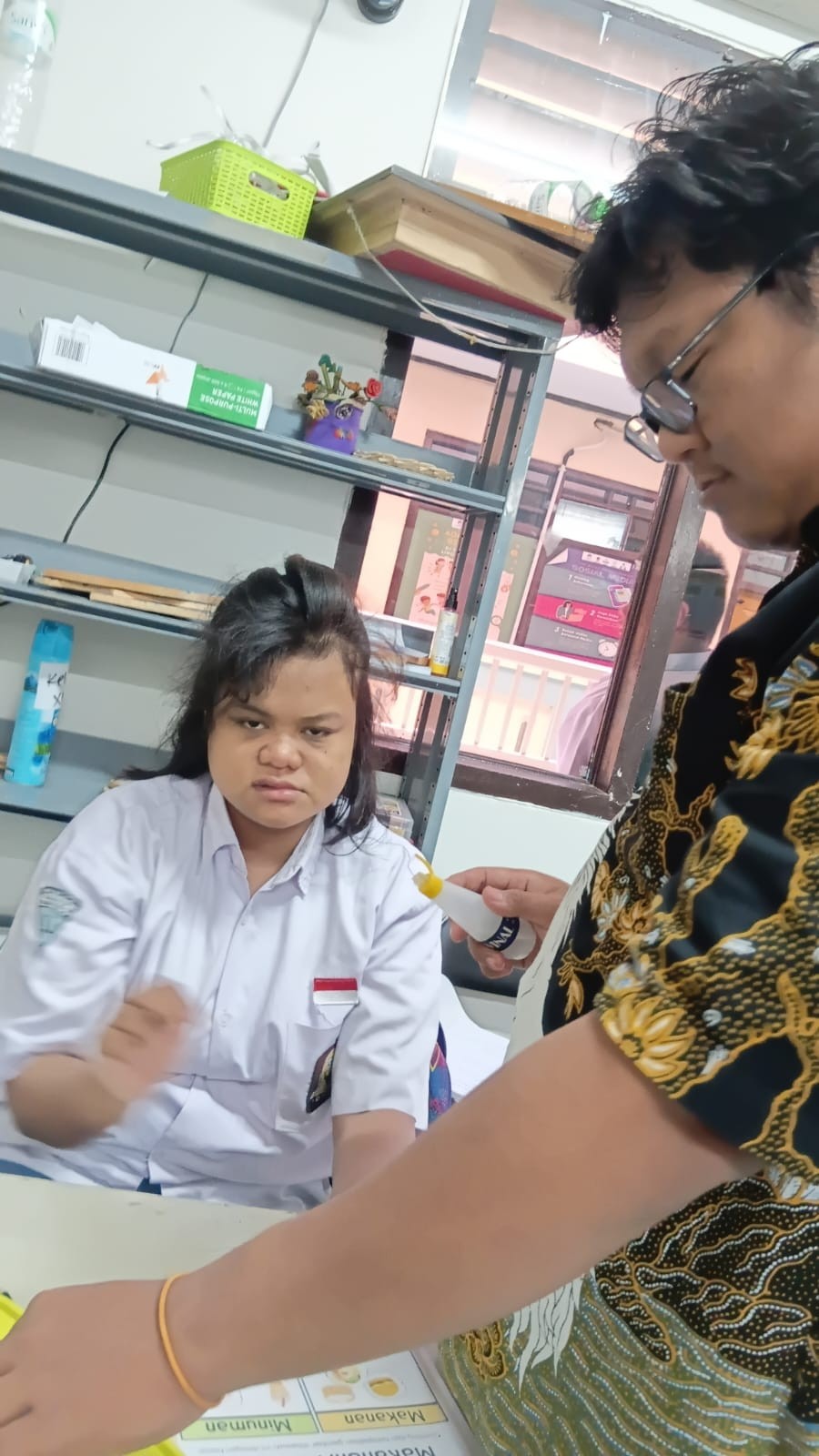 <p>Membantu anak-anak mengerjakan worksheet</p>