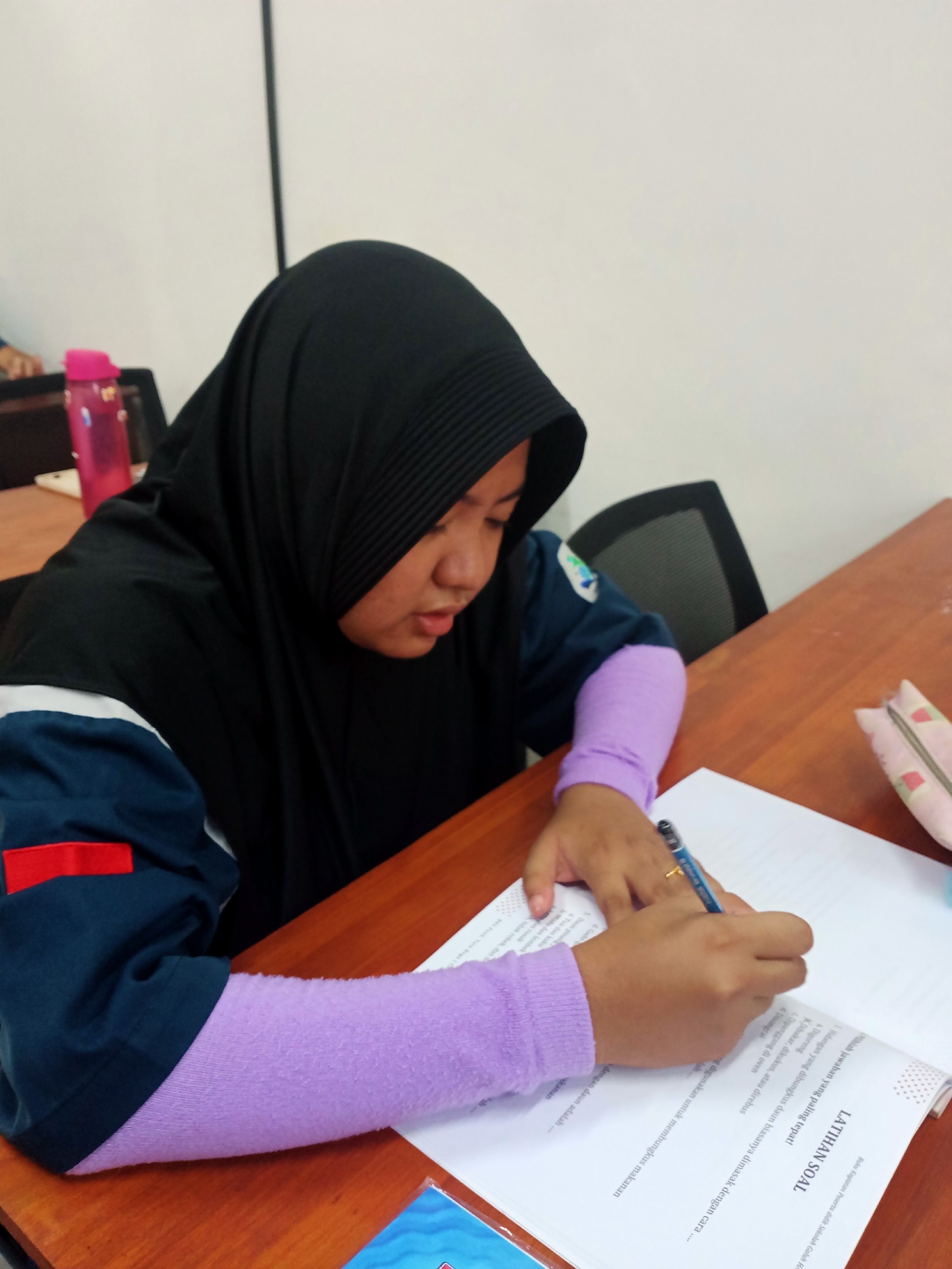 <p>Saya mendimpingi siswa tisya untuk mengerjakan...