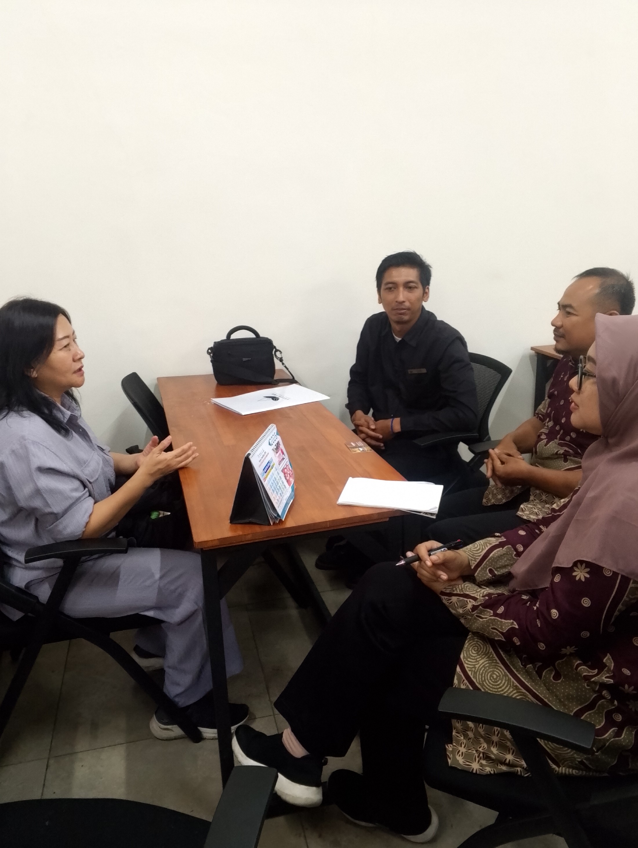 <p>Meeting dengan manager dan staf dari angon jiwo...