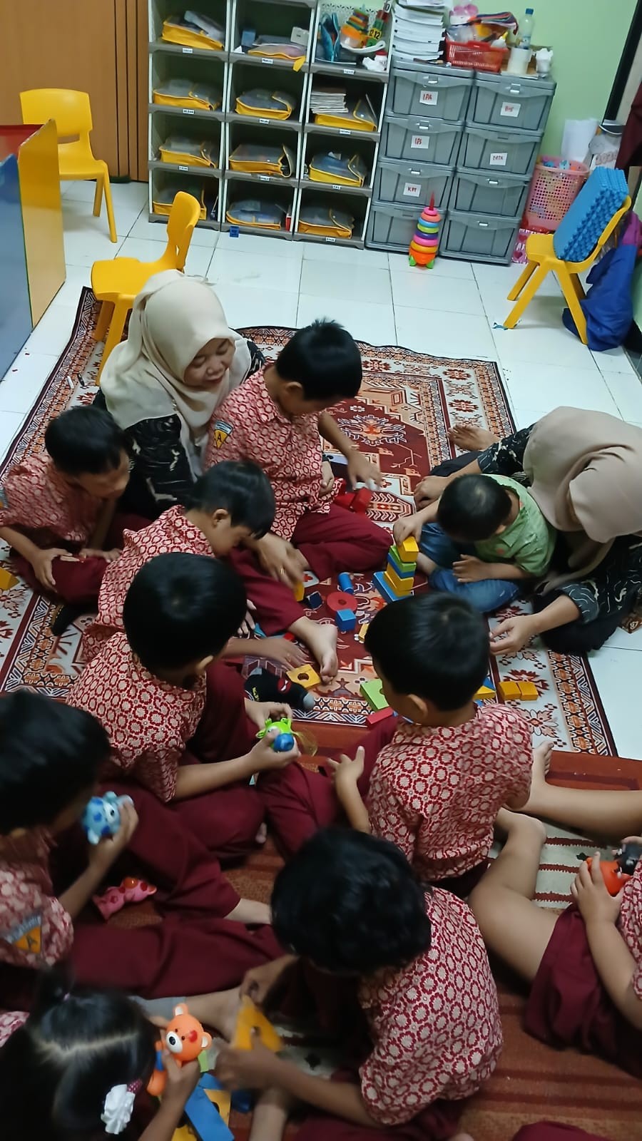<p>Mendampungi anak anak TK A permainan teeprogram...