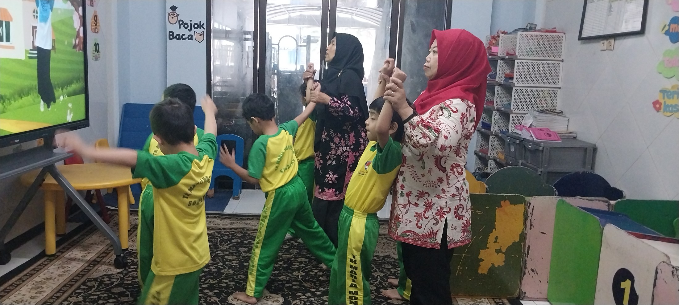 <p>Pendampingan kegiatan Fisik motorik senam untuk...