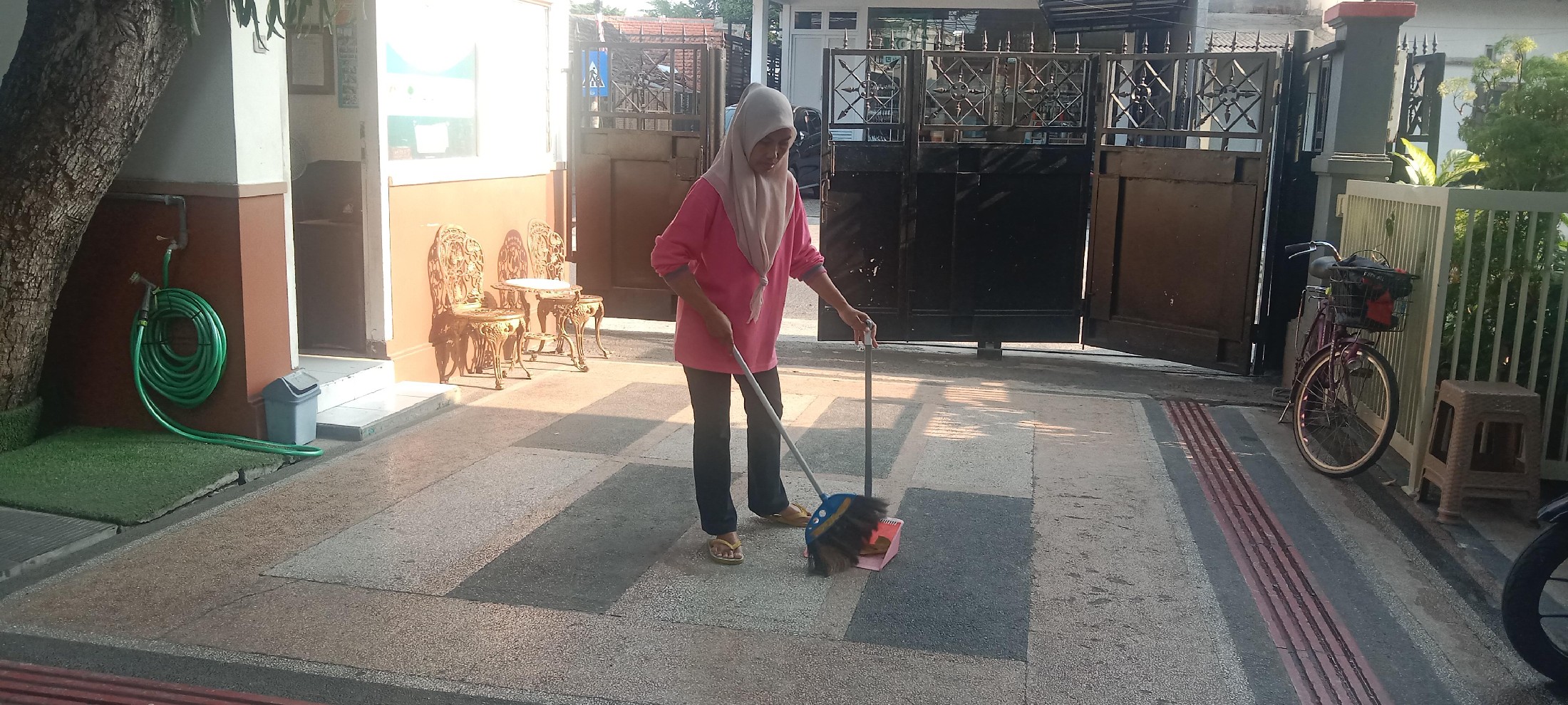 <p>Monitoring dan pemantauan kebersihan lingkungan...