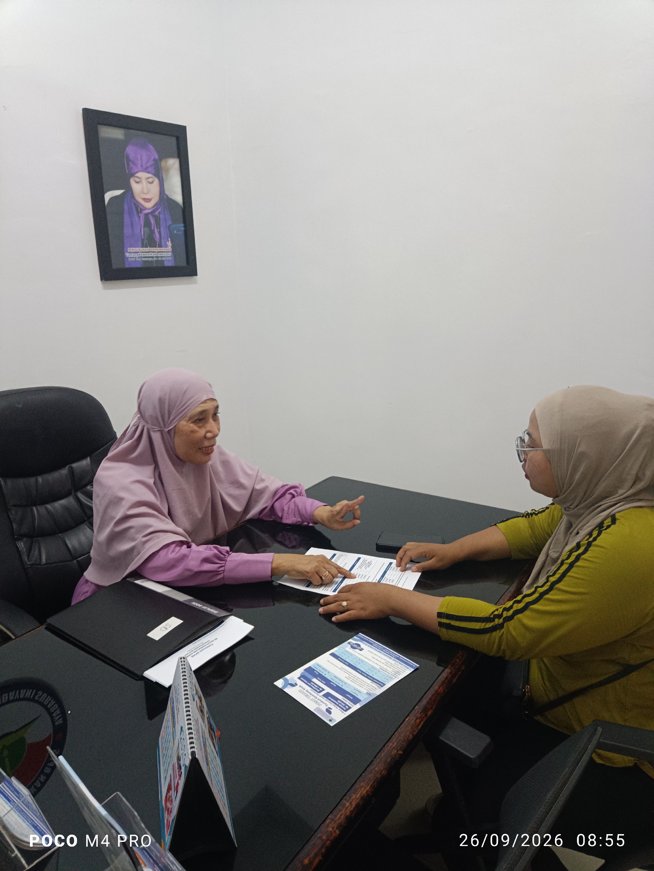 <p>Menerima tamu PPDB atas nama Rendra menjelaskan...