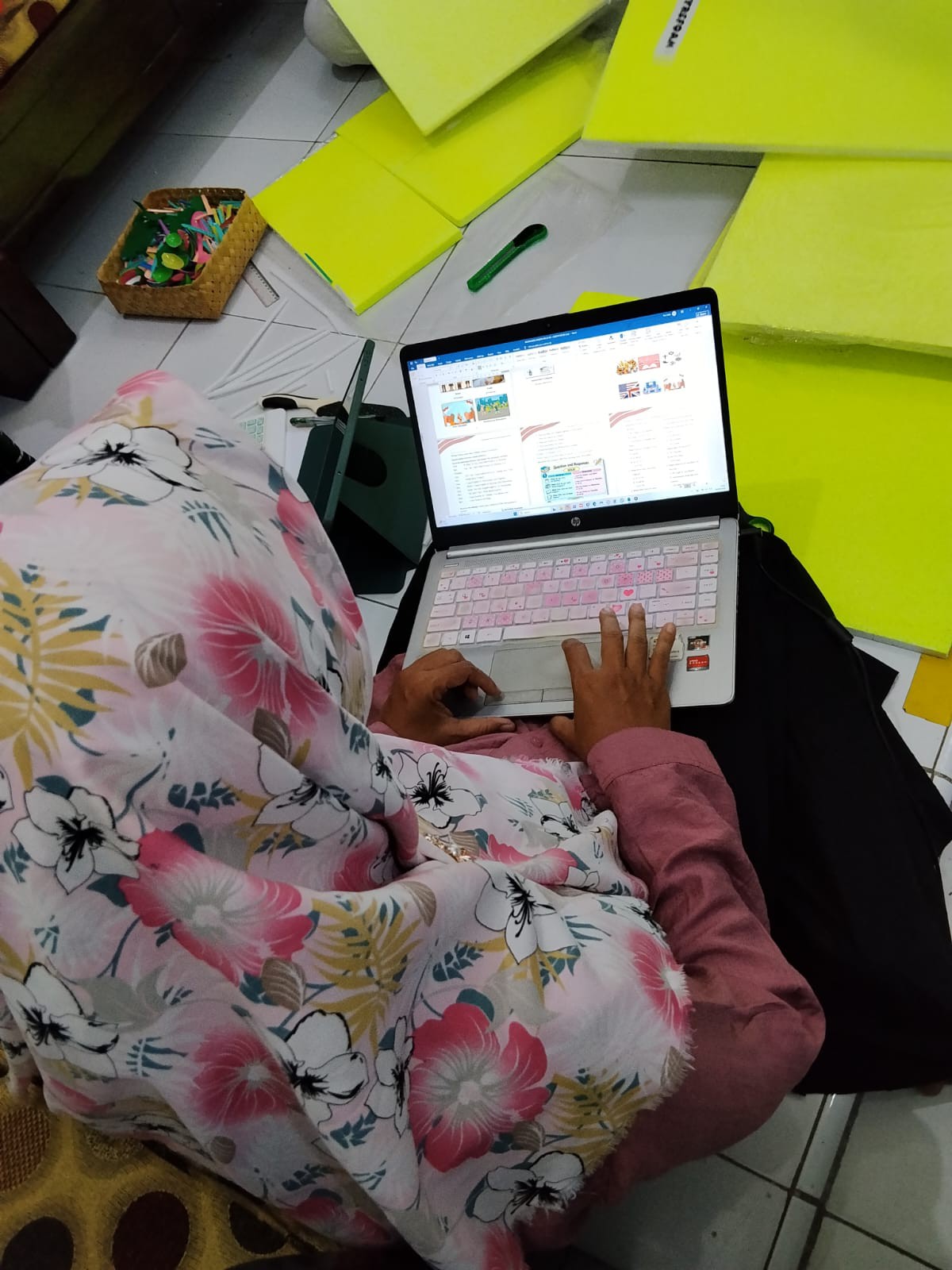 <p>Mengerjakan BKS kelas 8</p>