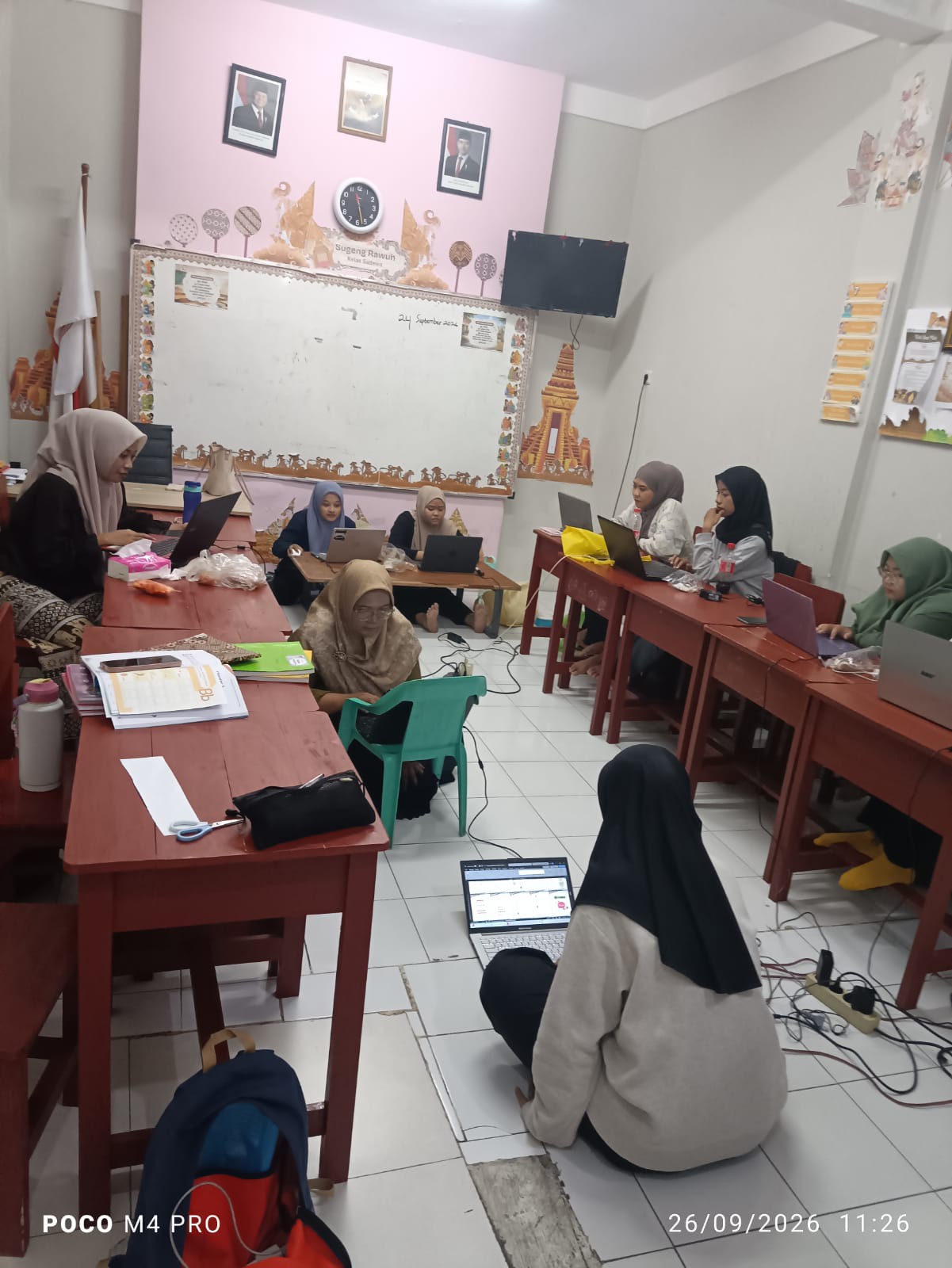 <p>Mengerjakan BKS</p>