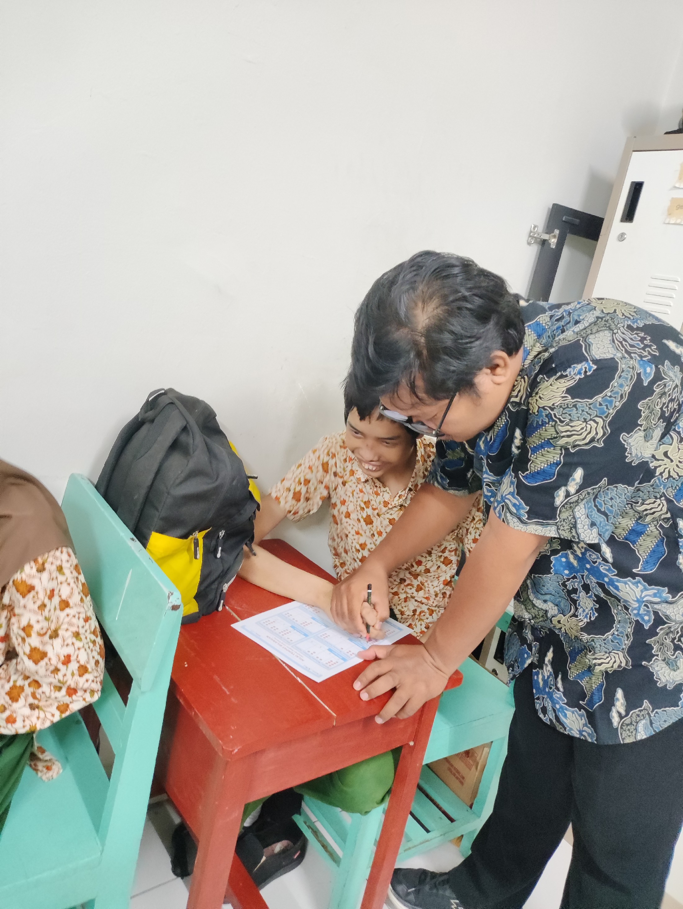 <p>Membantu anak2 mengerjakan worksheet</p>