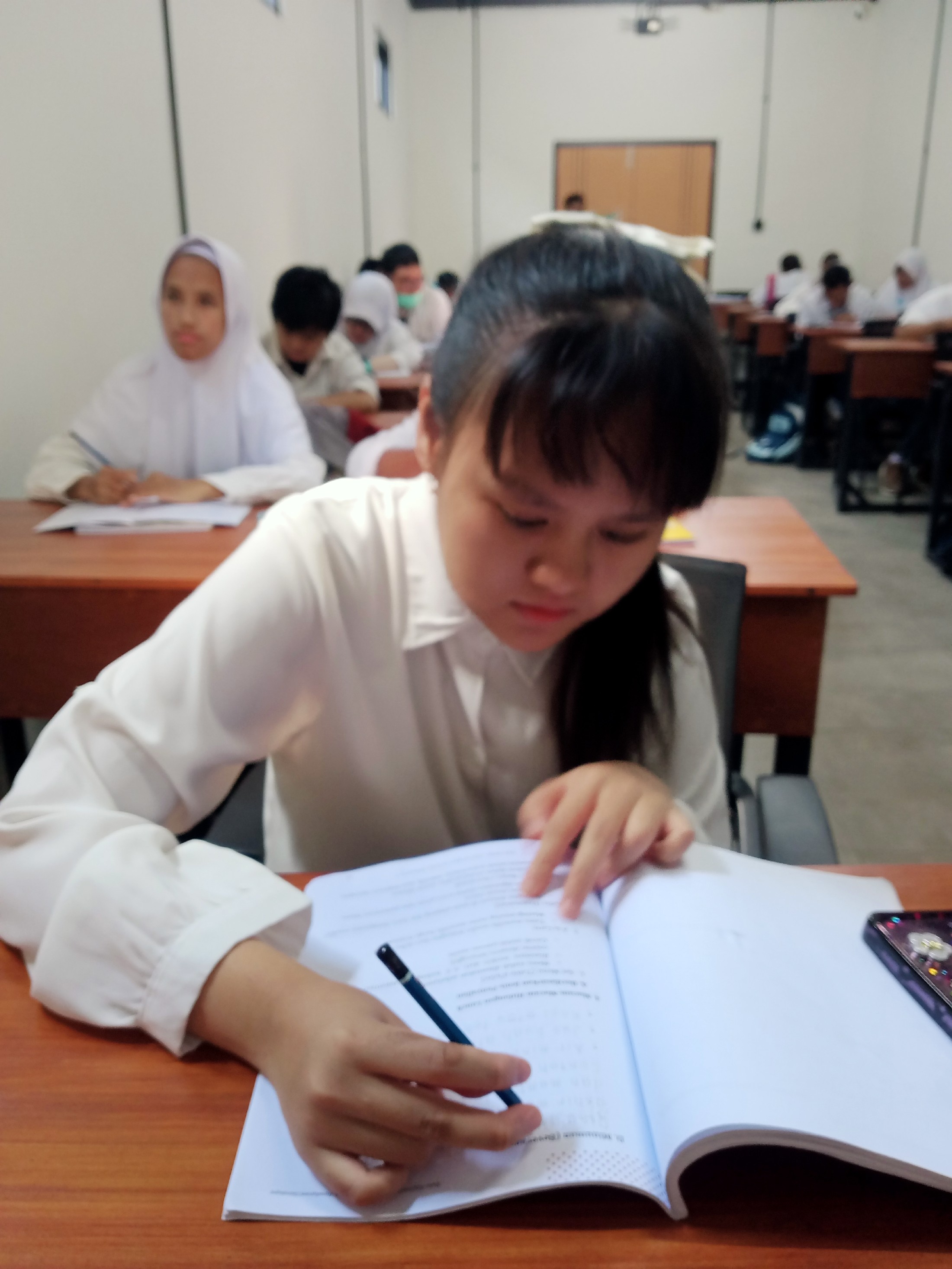 <p>Saya mendimpingi siswa eva untuk mengerjakan bu...