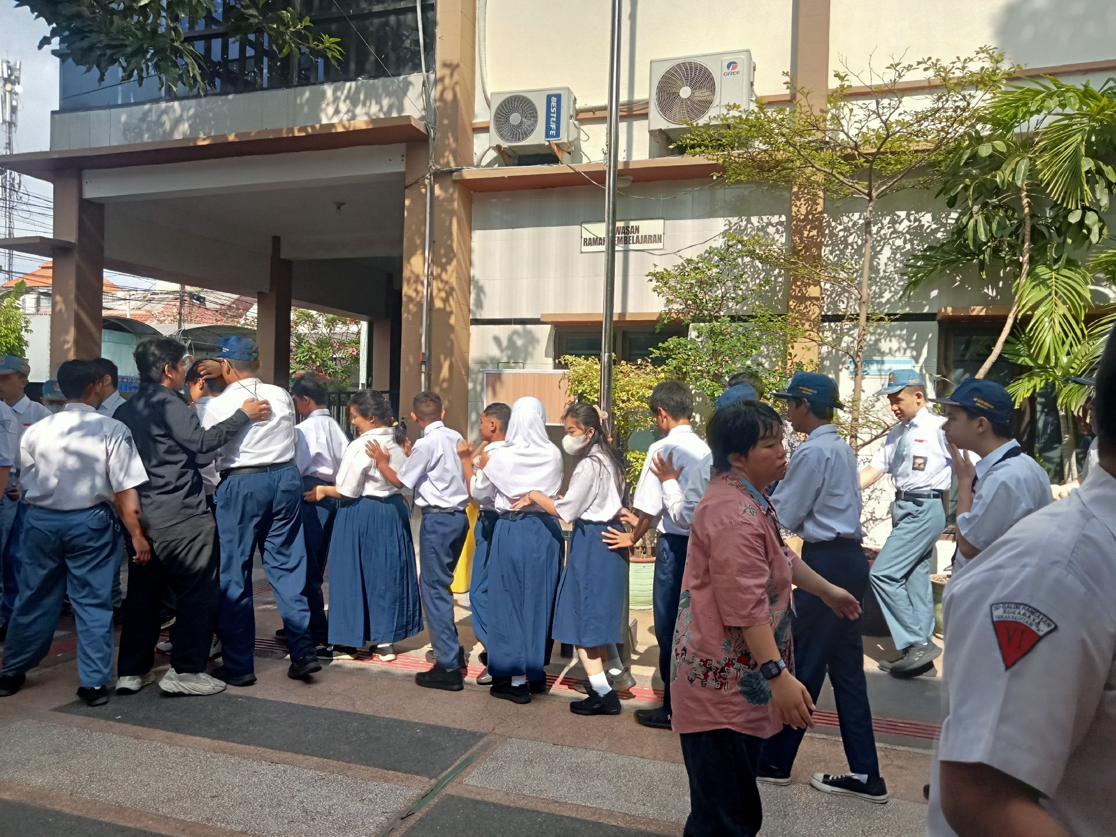 <p>Mendampingi kegiatan apel pagi</p>